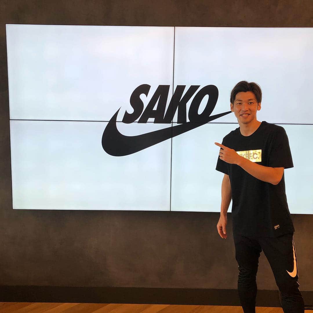 大迫勇也のインスタグラム：「今日はナイキジャパンに行ってきました！フロアにあるビジョンが全部こんな事に笑 いつもありがとうございます。  #nike  #nikejapan  #nikefootball  #nikesako」