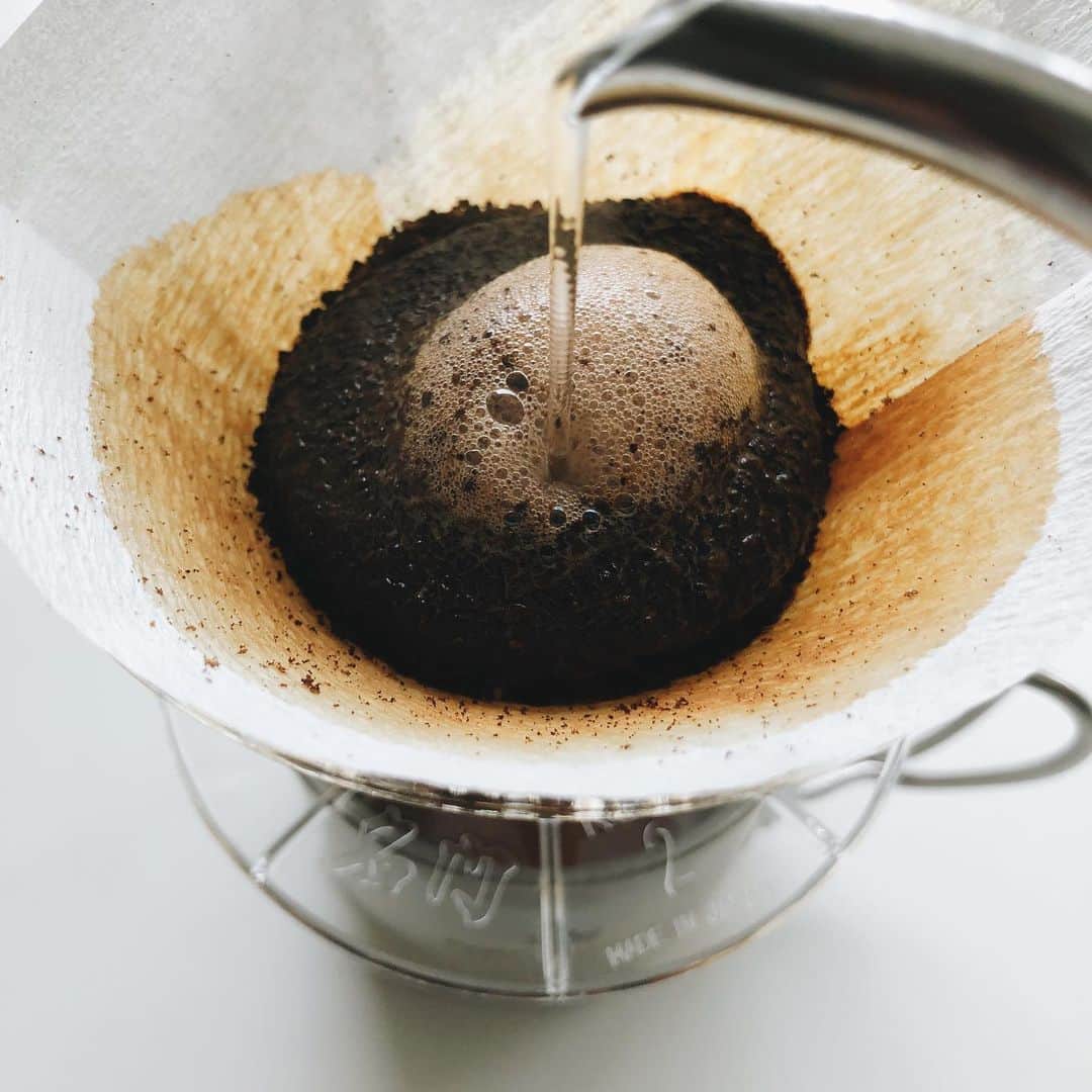 Takafumi Gotoのインスタグラム：「drip pot : TAKAHIRO - coffee drip pot “雫” driper : KONO - Meimon driper cup : Snow peak - double wall titanium 300ml beans : Nakamura coffee @nakamuracoffeebaisenjo  #kono式 #snowpeak #coffee #coffeedrip」