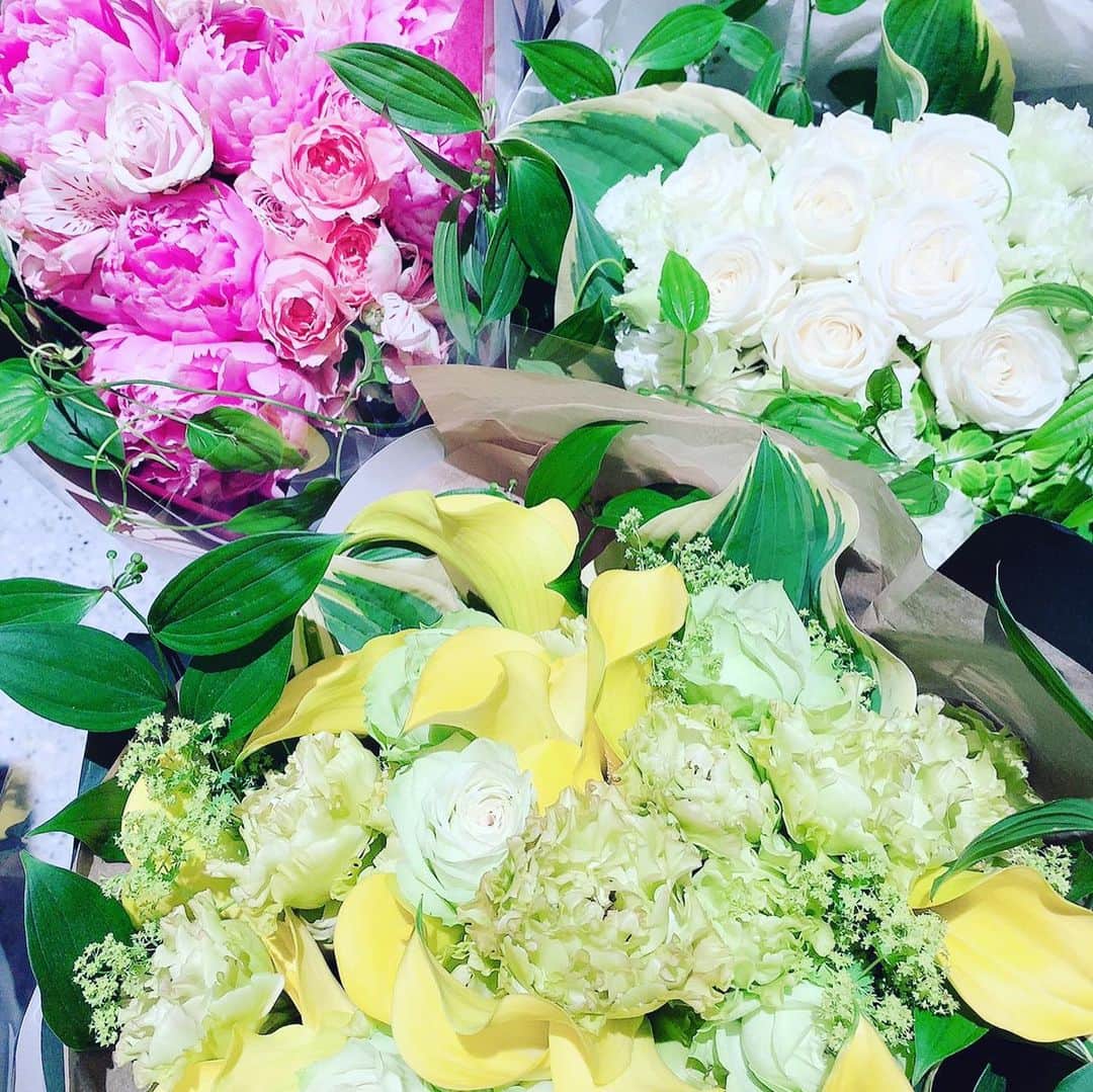 神田うのさんのインスタグラム写真 - (神田うのInstagram)「22年お友達の絵美さん💕と史恵ちゃん💕と志のぶさん💕の合同バースデー🎂🎂🎂 大好きなメンバー達14名での華やかなバースデー女子会となりました☺️ バースデーガールズ💕を始めとし私が全員尊敬している素敵女子達💕との楽しい時間はあっと言う間に過ぎていきます❗️ 今回は私が幹事をさせて頂きました😉 14名と人数が多かったのでDaikanyama Kashiyamaさんの素敵なカフェスペースを貸し切らせて頂きました😘 須賀シェフ💕監修の特別ヘルシーフルコースのお料理とケーキは100%米粉で作って頂きダイエット女子達には嬉しいディナーと喜んで頂けて良かったです😘💮（笑） 色々な要望にお応え下さったKashiyama Daikanyamaさん💕には感謝しています❣️ 慶江さん💕の素晴らしい美声が更に美しく響きこちらのお店にして良かった❣️と改めてそう思いました😉 素敵なLadies💕と素敵な空間💕で素敵な時間💕を過ごせてHappyでした☺️ @kashiyama_daikanyama  @emisugiyama530  @fumielove0614  @minafujitabessho  @norieppi  @keikoyashio  @minako_yamamoto  @chiakiimaimerci  @yoshiko_izumi  @mariiida2525  @taekomiyamoto  @naomimano  @primascherrer  #合同バースデー#バースデー女子会#バースデー#女子会#birthdaydinner#birthday#birthdayparty#party#お祝い#お祝い会#おめでとう#おめでとうございます  #congratulations#kashiyamadaikanyama#daikanyama#代官山#神田うの#unokanda」6月12日 14時47分 - unokandaofficial