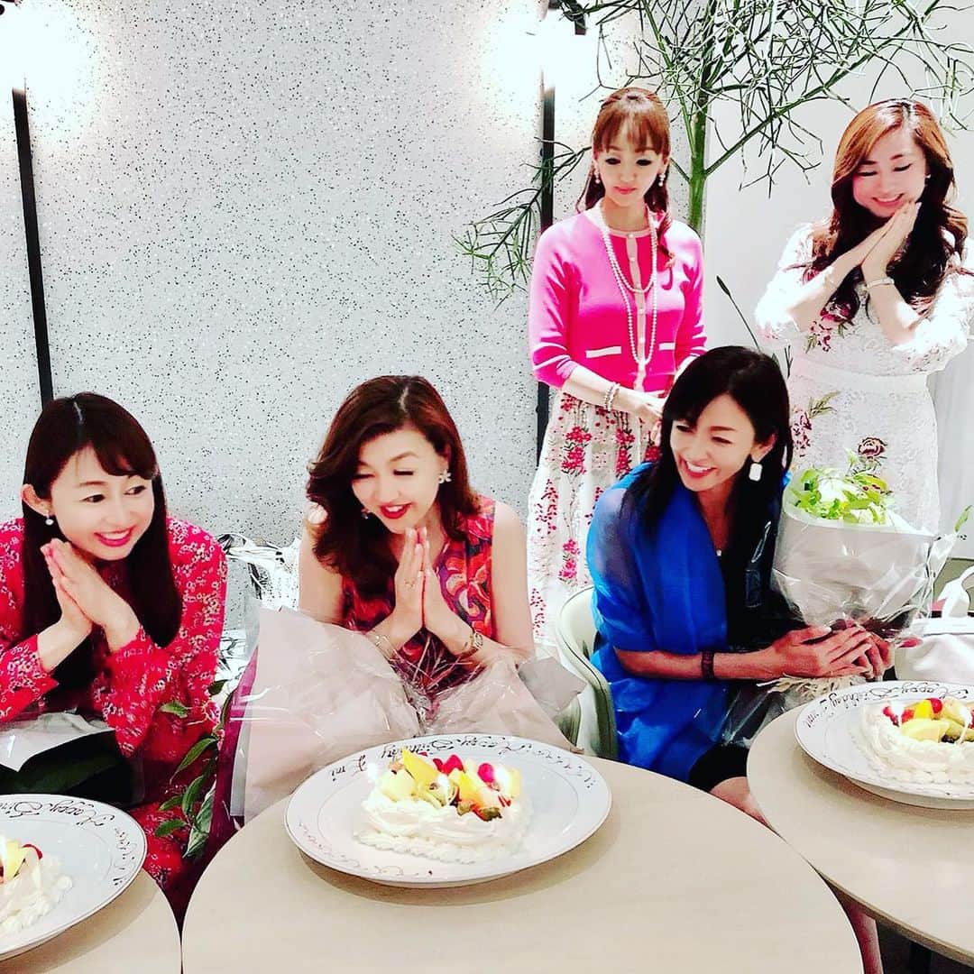 神田うのさんのインスタグラム写真 - (神田うのInstagram)「22年お友達の絵美さん💕と史恵ちゃん💕と志のぶさん💕の合同バースデー🎂🎂🎂 大好きなメンバー達14名での華やかなバースデー女子会となりました☺️ バースデーガールズ💕を始めとし私が全員尊敬している素敵女子達💕との楽しい時間はあっと言う間に過ぎていきます❗️ 今回は私が幹事をさせて頂きました😉 14名と人数が多かったのでDaikanyama Kashiyamaさんの素敵なカフェスペースを貸し切らせて頂きました😘 須賀シェフ💕監修の特別ヘルシーフルコースのお料理とケーキは100%米粉で作って頂きダイエット女子達には嬉しいディナーと喜んで頂けて良かったです😘💮（笑） 色々な要望にお応え下さったKashiyama Daikanyamaさん💕には感謝しています❣️ 慶江さん💕の素晴らしい美声が更に美しく響きこちらのお店にして良かった❣️と改めてそう思いました😉 素敵なLadies💕と素敵な空間💕で素敵な時間💕を過ごせてHappyでした☺️ @kashiyama_daikanyama  @emisugiyama530  @fumielove0614  @minafujitabessho  @norieppi  @keikoyashio  @minako_yamamoto  @chiakiimaimerci  @yoshiko_izumi  @mariiida2525  @taekomiyamoto  @naomimano  @primascherrer  #合同バースデー#バースデー女子会#バースデー#女子会#birthdaydinner#birthday#birthdayparty#party#お祝い#お祝い会#おめでとう#おめでとうございます  #congratulations#kashiyamadaikanyama#daikanyama#代官山#神田うの#unokanda」6月12日 14時47分 - unokandaofficial