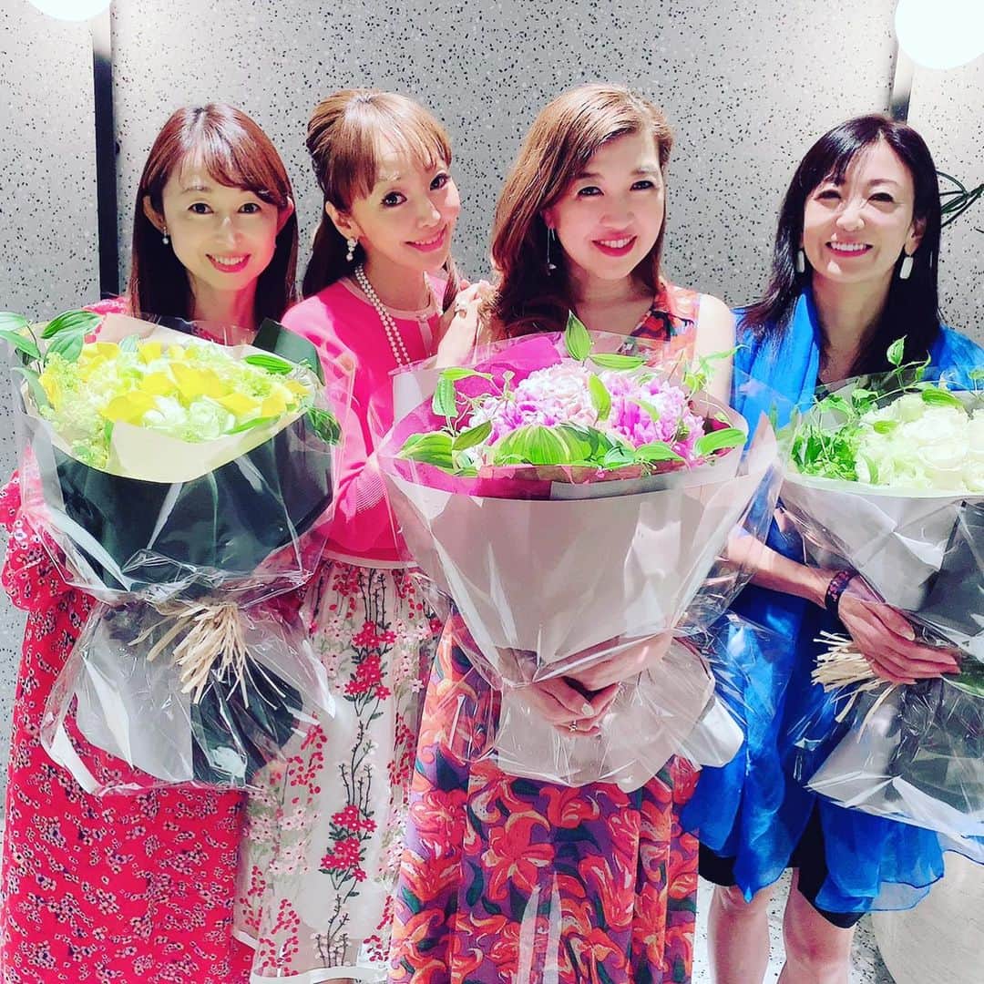 神田うのさんのインスタグラム写真 - (神田うのInstagram)「22年お友達の絵美さん💕と史恵ちゃん💕と志のぶさん💕の合同バースデー🎂🎂🎂 大好きなメンバー達14名での華やかなバースデー女子会となりました☺️ バースデーガールズ💕を始めとし私が全員尊敬している素敵女子達💕との楽しい時間はあっと言う間に過ぎていきます❗️ 今回は私が幹事をさせて頂きました😉 14名と人数が多かったのでDaikanyama Kashiyamaさんの素敵なカフェスペースを貸し切らせて頂きました😘 須賀シェフ💕監修の特別ヘルシーフルコースのお料理とケーキは100%米粉で作って頂きダイエット女子達には嬉しいディナーと喜んで頂けて良かったです😘💮（笑） 色々な要望にお応え下さったKashiyama Daikanyamaさん💕には感謝しています❣️ 慶江さん💕の素晴らしい美声が更に美しく響きこちらのお店にして良かった❣️と改めてそう思いました😉 素敵なLadies💕と素敵な空間💕で素敵な時間💕を過ごせてHappyでした☺️ @kashiyama_daikanyama  @emisugiyama530  @fumielove0614  @minafujitabessho  @norieppi  @keikoyashio  @minako_yamamoto  @chiakiimaimerci  @yoshiko_izumi  @mariiida2525  @taekomiyamoto  @naomimano  @primascherrer  #合同バースデー#バースデー女子会#バースデー#女子会#birthdaydinner#birthday#birthdayparty#party#お祝い#お祝い会#おめでとう#おめでとうございます  #congratulations#kashiyamadaikanyama#daikanyama#代官山#神田うの#unokanda」6月12日 14時47分 - unokandaofficial