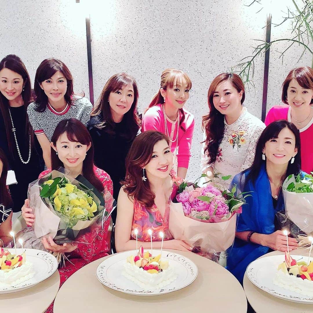 神田うのさんのインスタグラム写真 - (神田うのInstagram)「22年お友達の絵美さん💕と史恵ちゃん💕と志のぶさん💕の合同バースデー🎂🎂🎂 大好きなメンバー達14名での華やかなバースデー女子会となりました☺️ バースデーガールズ💕を始めとし私が全員尊敬している素敵女子達💕との楽しい時間はあっと言う間に過ぎていきます❗️ 今回は私が幹事をさせて頂きました😉 14名と人数が多かったのでDaikanyama Kashiyamaさんの素敵なカフェスペースを貸し切らせて頂きました😘 須賀シェフ💕監修の特別ヘルシーフルコースのお料理とケーキは100%米粉で作って頂きダイエット女子達には嬉しいディナーと喜んで頂けて良かったです😘💮（笑） 色々な要望にお応え下さったKashiyama Daikanyamaさん💕には感謝しています❣️ 慶江さん💕の素晴らしい美声が更に美しく響きこちらのお店にして良かった❣️と改めてそう思いました😉 素敵なLadies💕と素敵な空間💕で素敵な時間💕を過ごせてHappyでした☺️ @kashiyama_daikanyama  @emisugiyama530  @fumielove0614  @minafujitabessho  @norieppi  @keikoyashio  @minako_yamamoto  @chiakiimaimerci  @yoshiko_izumi  @mariiida2525  @taekomiyamoto  @naomimano  @primascherrer  #合同バースデー#バースデー女子会#バースデー#女子会#birthdaydinner#birthday#birthdayparty#party#お祝い#お祝い会#おめでとう#おめでとうございます  #congratulations#kashiyamadaikanyama#daikanyama#代官山#神田うの#unokanda」6月12日 14時47分 - unokandaofficial