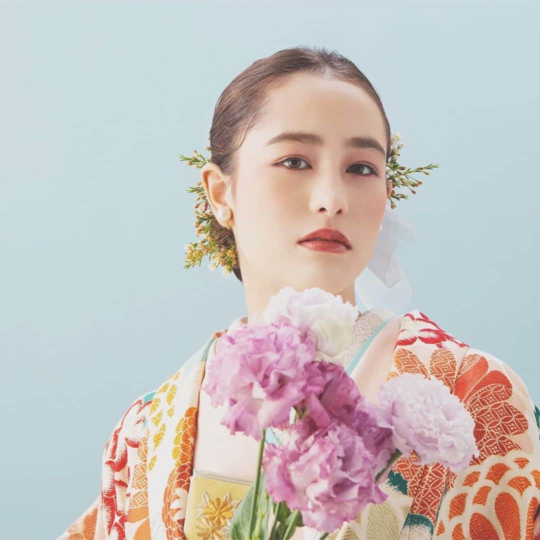 CLAIREのインスタグラム：「新作衣装カタログが新しくwebサイトにアップされました。 ・ 優しく上質なCLAIREの世界観を体現してくれる、素敵な衣装がたくさん入荷しました。 ・ 詳しくは、プロフィールにあるブランドサイトよりご覧ください。 ・ ※店舗により取扱い衣装が異なります。 ・ @clairebridalstudio」