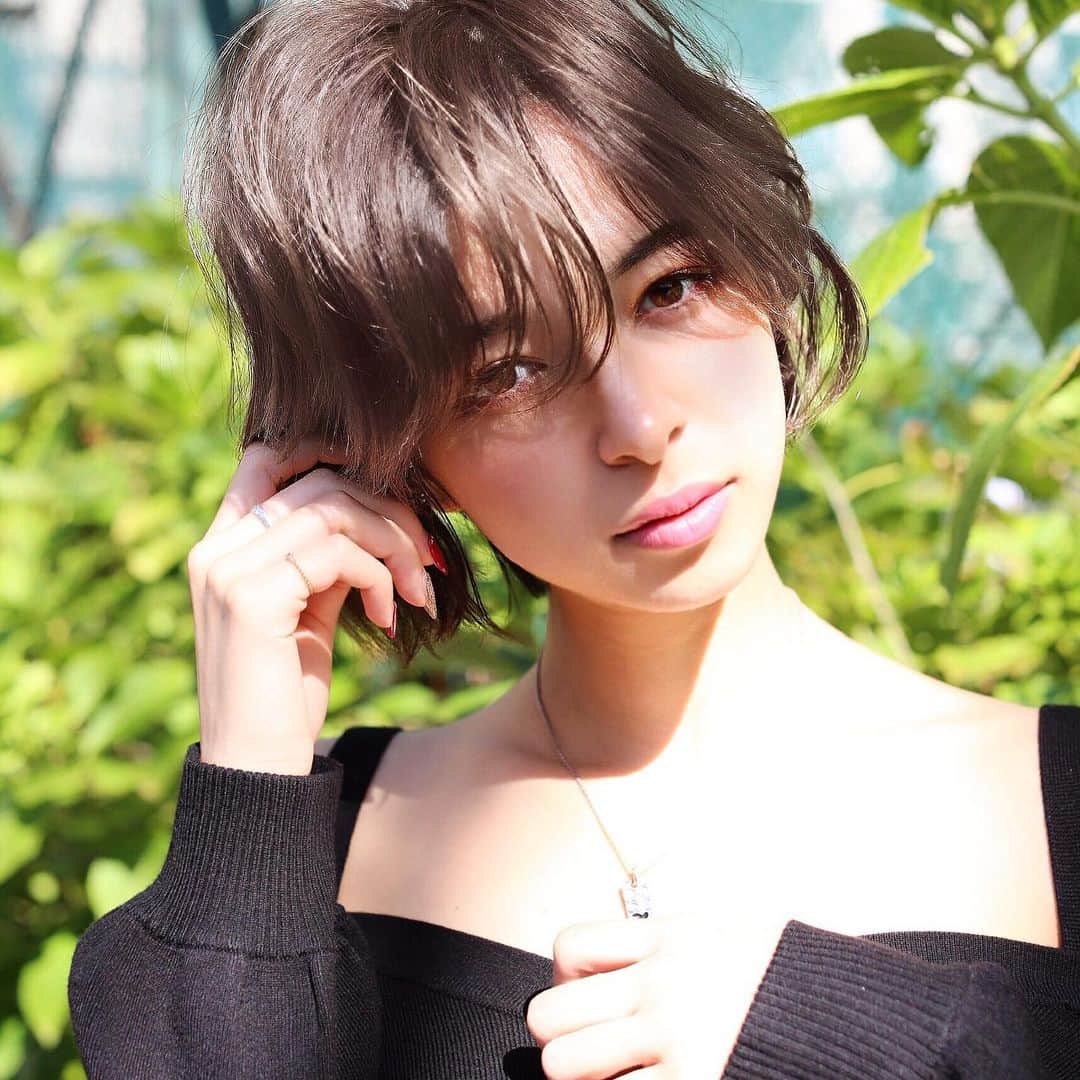 渡部幸也のインスタグラム：「梅雨シーズン真っ只中☔️ 耳がけショートボブのカラーリング明るめで、すっきりフワッとしたヘアスタイルにしてみてはいかがでしょうか❓🙆‍♂️ 今週は17日までサロンに出勤しています✂︎ 皆さまからのご予約、お待ちしています✨  #ヘアスタイル #ヘア #髪型 #ヘアカタログ #ヘアセット #ヘアアレンジ #パーマ #カラー #ヘアカラー #hair #恵比寿美容院 #代官山美容室 #代官山美容院 #美容学生 #サロン #中目黒美容室 #中目黒美容院 #恵比寿美容室 #サロンモデル #lala__hair #ヘアメイク #hpb_hair #中目黒 #代官山 #恵比寿 #渋谷 #ar_magazine #murua #emoda #snidel」