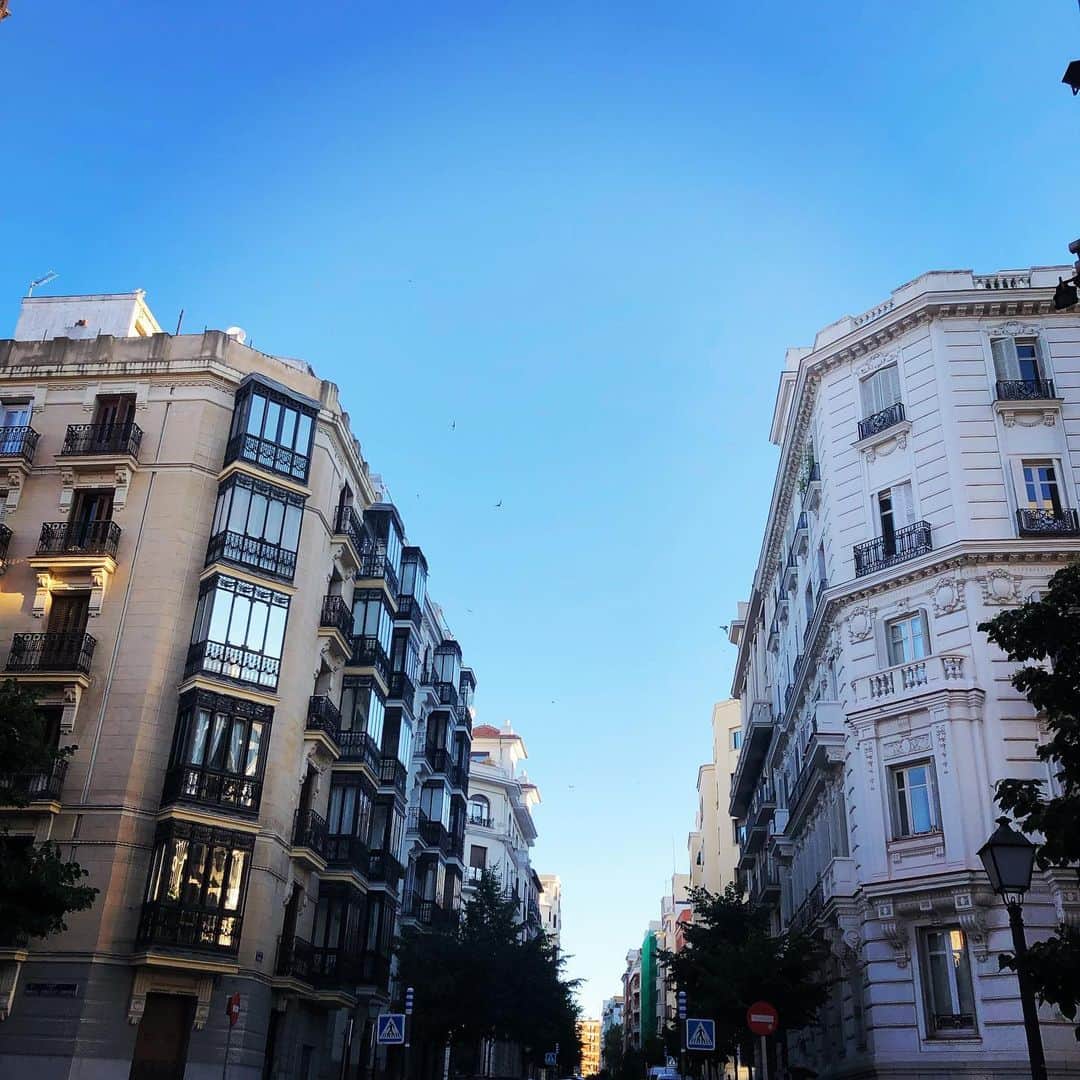 のインスタグラム：「‪Good Morning Madrid 🇪🇸‬ ‪台湾から北京経由で‬ ‪マドリッドとうちゃーく！‬ ‪気付いたら‬ ‪何故か20時間の‬ ‪道中ー🥳🥳🥳✈️✈️✈️‬ ‪目を開けたら急にヨーロッパだぞ！‬ ‪パエリア食べたいといったら‬ ‪オケ合わせだってさー🎻‬ ‪はーい🙋‍♀️🙋‍♀️🙋‍♀️‬ ‪昨日のブラームスじゃなくて‬ ‪チャイコフスキーだって☺️‬ ‪皆さん今日も幸せな1日を😇‬」