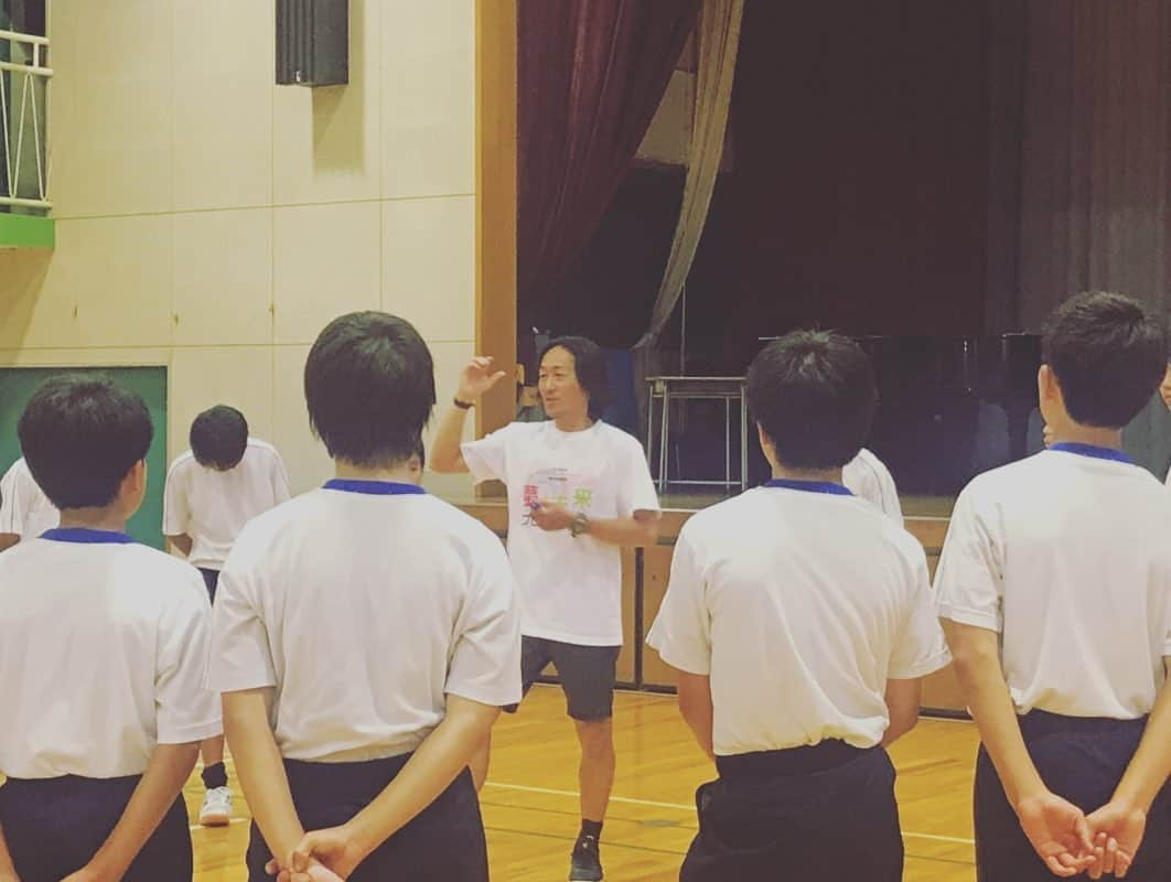 石川直宏さんのインスタグラム写真 - (石川直宏Instagram)「練馬区立豊玉第二中学校で行ったオリンピック・パラリンピック教育推進事業「夢☆未来プロジェクト」✨ 講演の後は実技指導も行いました！ どんな時でもその時にしか出来ない事がある。少しずつでも積み重ねていく姿勢を。その中で、自分なりに積み重ねの質を変え、厚みの増す工夫にチャレンジして欲しい。 答えがない。だからこそ、自分がその答えを生み出していける。 . #夢未来プロジェクト #オリンピック #パラリンピック #講演 #分岐点 #ピンチはチャンス #実技指導 #石川直宏」6月12日 14時59分 - sgss.18