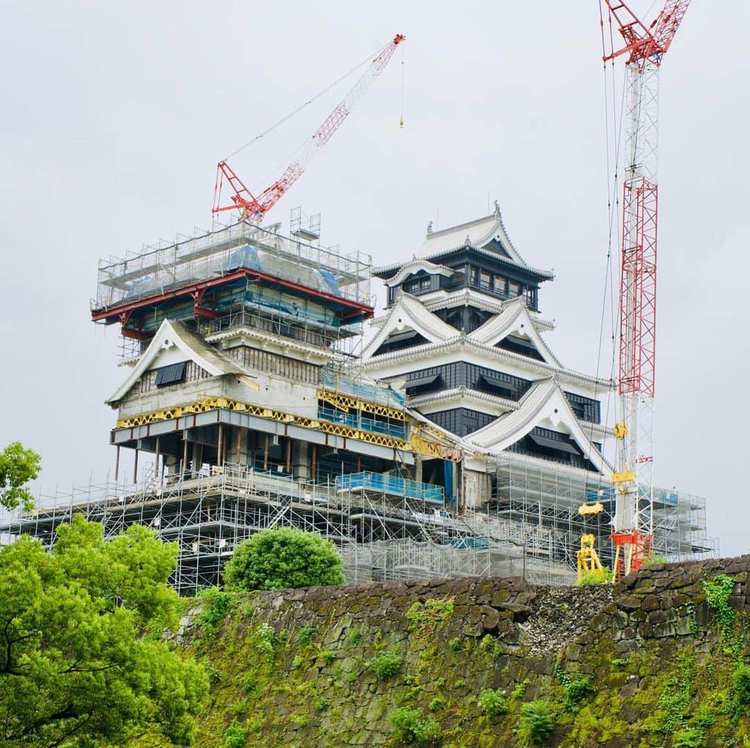 のインスタグラム：「Since 2016, Kumamoto has been associated more with the earthquake and aftershocks that damaged much of the city and prefecture than as a travel destination. As far as cities go, Kumamoto is nothing extraordinary, though there is plenty still worth visiting. The surrounding countryside, however, is magnificent. The eastern part of the prefecture is dominated by Mount Aso, Japan’s largest active volcano, and is home to numerous "onsen" (hot-spring baths). Click the link in our bio to read how to spend a weekend in Kumamoto. (@oscar.boyd photos) . . . . . . #Japan #Kyushu #Kumamoto #travel #nature #mountains #volcano #hiking #beer #bar #castle #garden #hotspring #onsen #日本 #九州 #熊本 #旅行 #自然 #山 #火山 #ハイキング #ビール #バー #城 #庭 #温泉 #🌋 #🏯 #♨️」