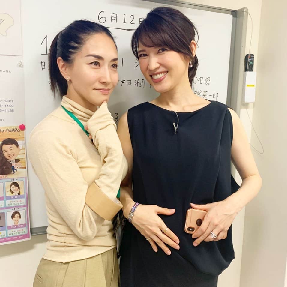亀恭子のインスタグラム：「@aratatomori ちゃんと。 . . . この春から水曜日は、 彼女が出演している NHK「ごごナマ」のお仕事現場に行ってます。 . . 同じ歳の新ちゃんの美しさとそのPowerたるは、 いつもかなり刺激を貰います❤︎ . . Baby楽しみ^ ^ . . #work #tv #nhk #wednesday #右手にバングル… じゃなくて #ガムテープ」