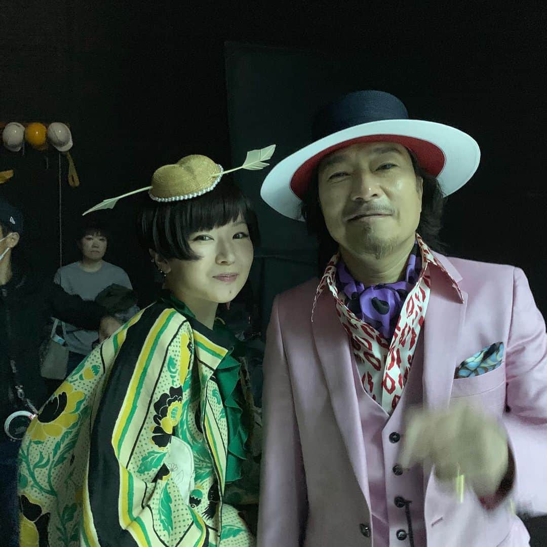トータス松本のインスタグラム：「椎名林檎とトータス松本による「目抜き通り」MV本日解禁！ いやー、すんごい。監督の児玉裕一君によると「銀河ストラットな映像に仕上がりました」やってー！ https://m.youtube.com/watch?v=K6ptsqlfJZ8&feature=youtu.be #椎名林檎 #目抜き通り #オフショット #こんな写真しかなかった #林檎ちゃんすまん」