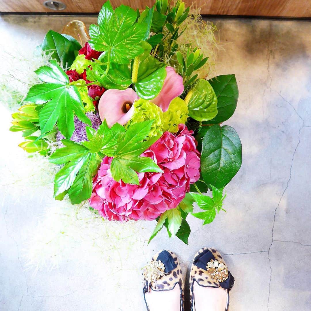 田中麻衣さんのインスタグラム写真 - (田中麻衣Instagram)「お花のレッスン💐 ピンクのあじさいが可愛い。 今の時期は、おうちにあじさいたくさん飾っています。マイセンのあじさいモチーフの花瓶も活躍。 #flowers #flowerarrangement #フラワーアレンジメント #お花のある暮らし #お花のレッスン #あじさい #あじさいブーケ」6月12日 15時16分 - maitanaka1217