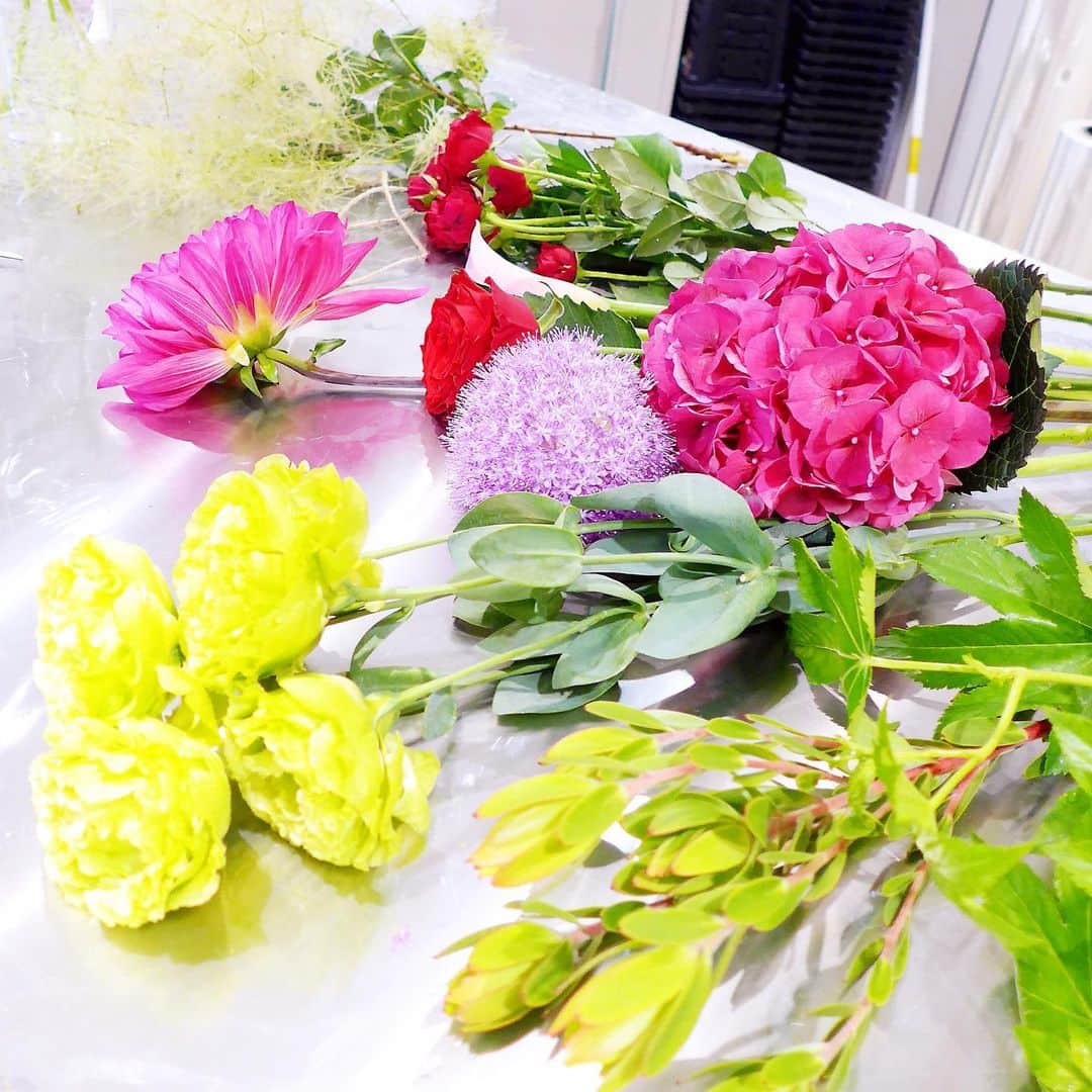 田中麻衣さんのインスタグラム写真 - (田中麻衣Instagram)「お花のレッスン💐 ピンクのあじさいが可愛い。 今の時期は、おうちにあじさいたくさん飾っています。マイセンのあじさいモチーフの花瓶も活躍。 #flowers #flowerarrangement #フラワーアレンジメント #お花のある暮らし #お花のレッスン #あじさい #あじさいブーケ」6月12日 15時16分 - maitanaka1217