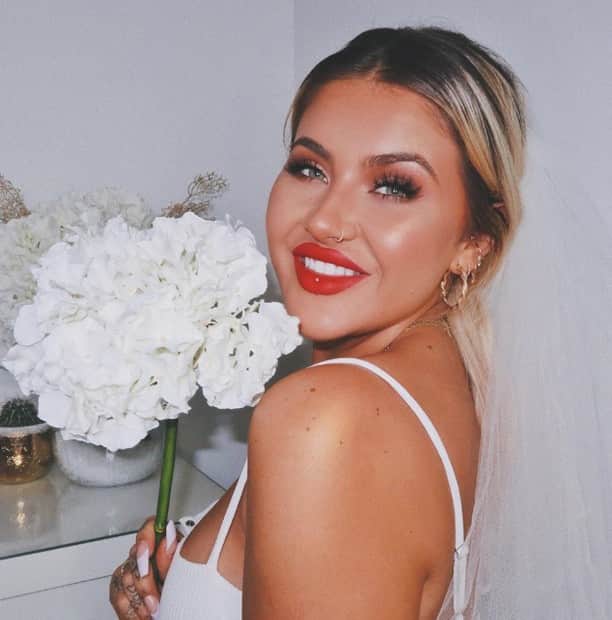 Benefit Cosmetics UKさんのインスタグラム写真 - (Benefit Cosmetics UKInstagram)「Here comes the GORGEOUS bride 👰 Woman crush Wednesday goes out to our gal @jamiegenevieve rocking #hoola in caramel, #rollerliner in brown, #kabrow & #gimmebrow+ 💕 Double tap if you LOVE this look 💐 #regram #makeupinspo #gorgeous #bridetobe #benefitbrows #wcw . . . 📷 Image Description: A picture of Jamie Geneiveve wearing Benefit products to create her practise wedding look.」6月12日 15時16分 - benefitcosmeticsuk