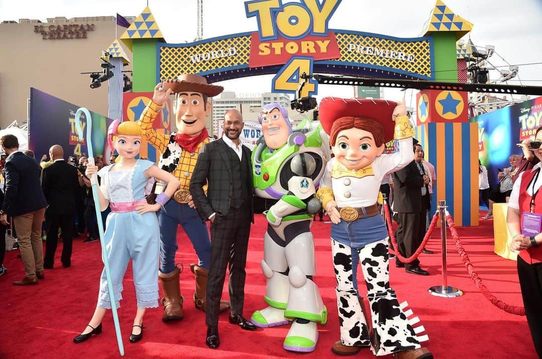 Walt Disney Studiosさんのインスタグラム写真 - (Walt Disney StudiosInstagram)「Ready 4 a celebration? Join @TomHanks, #TimAllen, and the rest of the stars at the world premiere of #ToyStory4.」6月12日 15時18分 - disneystudios