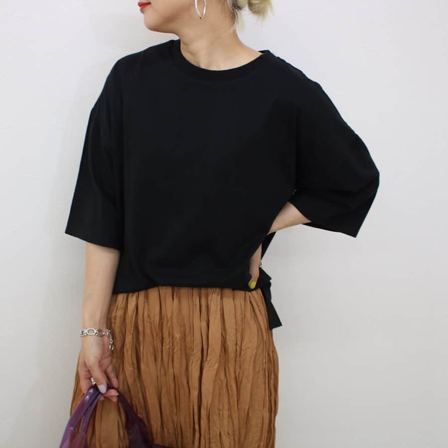 aki【EXSOME】さんのインスタグラム写真 - (aki【EXSOME】Instagram)「・ 次回新作・再入荷商品の発売日時 6月13日（木）20:00〜 6月14日（金）12:30〜 ・ 本日の新作商品 ☑︎ドロップショルダーコットンプルオーバー color：ベージュ/ホワイト／ブラック size: FREE ￥2.900＋tax 着丈65身幅57肩幅58.5袖丈25 ・ 素材:コットン100% ・ モデル身長 ベージュ／ブラック:148cm ホワイト:157cm ・ 5分袖のシンプルで着回しの便利なTシャツです👚 ゆったりシルエットで二の腕やウエスト周りの体型カバーも🙆‍♂️ ・ topのURLから ご購入していただけます✈︎✈︎✈︎ ・ ・ Instagram officialと 公式LINEがあるので フォローして頂けると嬉しいです✌︎ ⬇︎ Instagram official  @exsome_official ＊ ・ ・ 公式LINE @efc0920h（アットマークから） ・ ・ 公式Twitter exsome_official ・ ・ 公式facebook exsome_official ・ ・ #エクソーム #シンプルコーデ #カジュアルコーデ #コーディネート #ユニクロ  #ジーユー #シルバーアクセ #古着  #お洒落さんと繋がりたい #古着好きな人と繋がりたい #gu #uniqlo #しまむら #todayful  #ungrid  #rodeocrowns  #おちびコーデ #148cm #ママコーデ #ママファッション #アラフォーファッション #アラサーファッション #おちびの輪 #低身長 #低身長コーデ #プチプラ #プチプラコーデ #大人カジュアル #Tシャツ」6月12日 15時21分 - exsome_official
