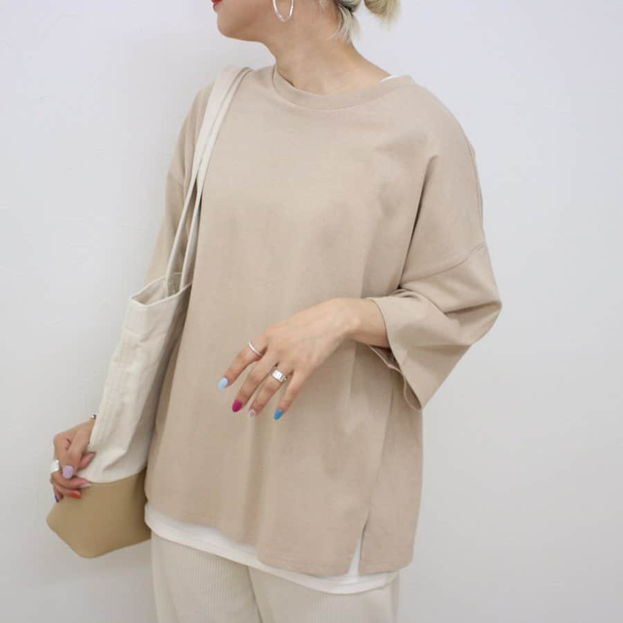 aki【EXSOME】さんのインスタグラム写真 - (aki【EXSOME】Instagram)「・ 次回新作・再入荷商品の発売日時 6月13日（木）20:00〜 6月14日（金）12:30〜 ・ 本日の新作商品 ☑︎ドロップショルダーコットンプルオーバー color：ベージュ/ホワイト／ブラック size: FREE ￥2.900＋tax 着丈65身幅57肩幅58.5袖丈25 ・ 素材:コットン100% ・ モデル身長 ベージュ／ブラック:148cm ホワイト:157cm ・ 5分袖のシンプルで着回しの便利なTシャツです👚 ゆったりシルエットで二の腕やウエスト周りの体型カバーも🙆‍♂️ ・ topのURLから ご購入していただけます✈︎✈︎✈︎ ・ ・ Instagram officialと 公式LINEがあるので フォローして頂けると嬉しいです✌︎ ⬇︎ Instagram official  @exsome_official ＊ ・ ・ 公式LINE @efc0920h（アットマークから） ・ ・ 公式Twitter exsome_official ・ ・ 公式facebook exsome_official ・ ・ #エクソーム #シンプルコーデ #カジュアルコーデ #コーディネート #ユニクロ  #ジーユー #シルバーアクセ #古着  #お洒落さんと繋がりたい #古着好きな人と繋がりたい #gu #uniqlo #しまむら #todayful  #ungrid  #rodeocrowns  #おちびコーデ #148cm #ママコーデ #ママファッション #アラフォーファッション #アラサーファッション #おちびの輪 #低身長 #低身長コーデ #プチプラ #プチプラコーデ #大人カジュアル #Tシャツ」6月12日 15時21分 - exsome_official