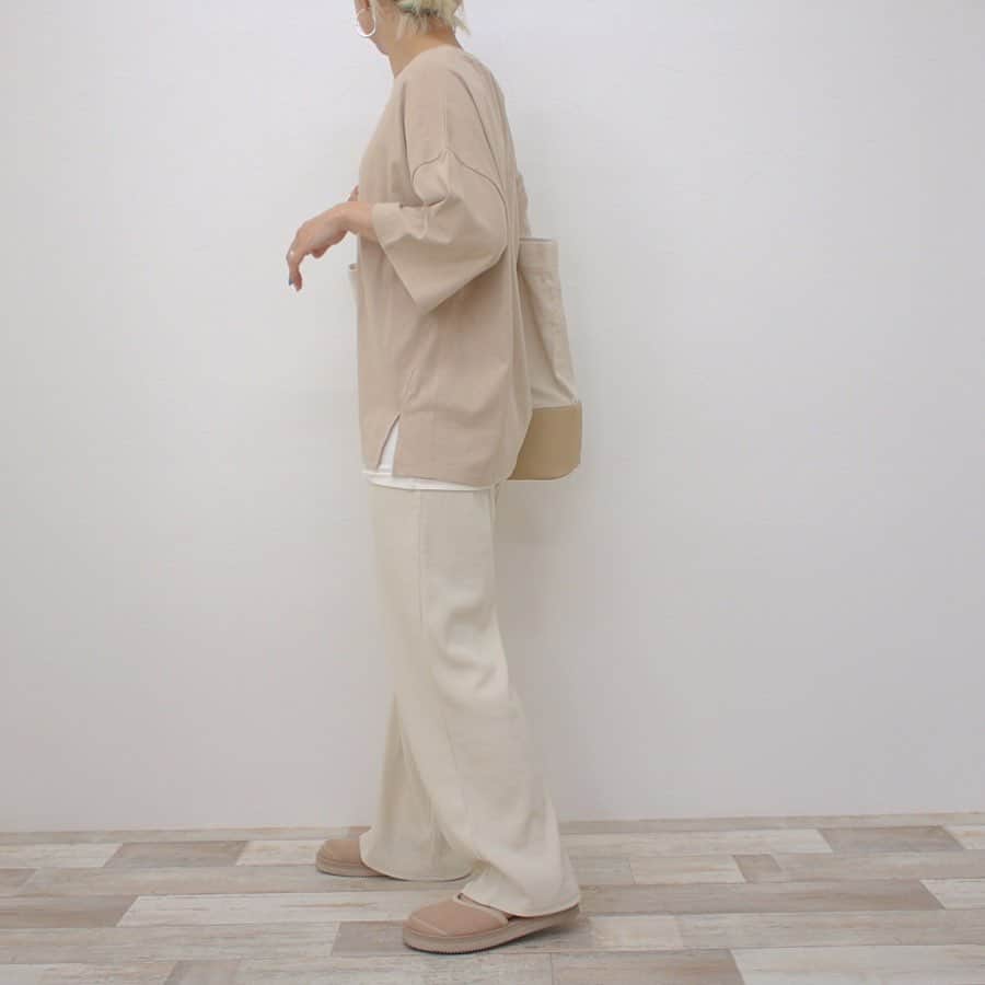 aki【EXSOME】さんのインスタグラム写真 - (aki【EXSOME】Instagram)「・ 次回新作・再入荷商品の発売日時 6月13日（木）20:00〜 6月14日（金）12:30〜 ・ 本日の新作商品 ☑︎ドロップショルダーコットンプルオーバー color：ベージュ/ホワイト／ブラック size: FREE ￥2.900＋tax 着丈65身幅57肩幅58.5袖丈25 ・ 素材:コットン100% ・ モデル身長 ベージュ／ブラック:148cm ホワイト:157cm ・ 5分袖のシンプルで着回しの便利なTシャツです👚 ゆったりシルエットで二の腕やウエスト周りの体型カバーも🙆‍♂️ ・ topのURLから ご購入していただけます✈︎✈︎✈︎ ・ ・ Instagram officialと 公式LINEがあるので フォローして頂けると嬉しいです✌︎ ⬇︎ Instagram official  @exsome_official ＊ ・ ・ 公式LINE @efc0920h（アットマークから） ・ ・ 公式Twitter exsome_official ・ ・ 公式facebook exsome_official ・ ・ #エクソーム #シンプルコーデ #カジュアルコーデ #コーディネート #ユニクロ  #ジーユー #シルバーアクセ #古着  #お洒落さんと繋がりたい #古着好きな人と繋がりたい #gu #uniqlo #しまむら #todayful  #ungrid  #rodeocrowns  #おちびコーデ #148cm #ママコーデ #ママファッション #アラフォーファッション #アラサーファッション #おちびの輪 #低身長 #低身長コーデ #プチプラ #プチプラコーデ #大人カジュアル #Tシャツ」6月12日 15時21分 - exsome_official