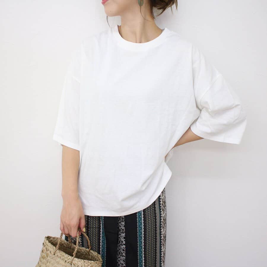 aki【EXSOME】さんのインスタグラム写真 - (aki【EXSOME】Instagram)「・ 次回新作・再入荷商品の発売日時 6月13日（木）20:00〜 6月14日（金）12:30〜 ・ 本日の新作商品 ☑︎ドロップショルダーコットンプルオーバー color：ベージュ/ホワイト／ブラック size: FREE ￥2.900＋tax 着丈65身幅57肩幅58.5袖丈25 ・ 素材:コットン100% ・ モデル身長 ベージュ／ブラック:148cm ホワイト:157cm ・ 5分袖のシンプルで着回しの便利なTシャツです👚 ゆったりシルエットで二の腕やウエスト周りの体型カバーも🙆‍♂️ ・ topのURLから ご購入していただけます✈︎✈︎✈︎ ・ ・ Instagram officialと 公式LINEがあるので フォローして頂けると嬉しいです✌︎ ⬇︎ Instagram official  @exsome_official ＊ ・ ・ 公式LINE @efc0920h（アットマークから） ・ ・ 公式Twitter exsome_official ・ ・ 公式facebook exsome_official ・ ・ #エクソーム #シンプルコーデ #カジュアルコーデ #コーディネート #ユニクロ  #ジーユー #シルバーアクセ #古着  #お洒落さんと繋がりたい #古着好きな人と繋がりたい #gu #uniqlo #しまむら #todayful  #ungrid  #rodeocrowns  #おちびコーデ #148cm #ママコーデ #ママファッション #アラフォーファッション #アラサーファッション #おちびの輪 #低身長 #低身長コーデ #プチプラ #プチプラコーデ #大人カジュアル #Tシャツ」6月12日 15時21分 - exsome_official