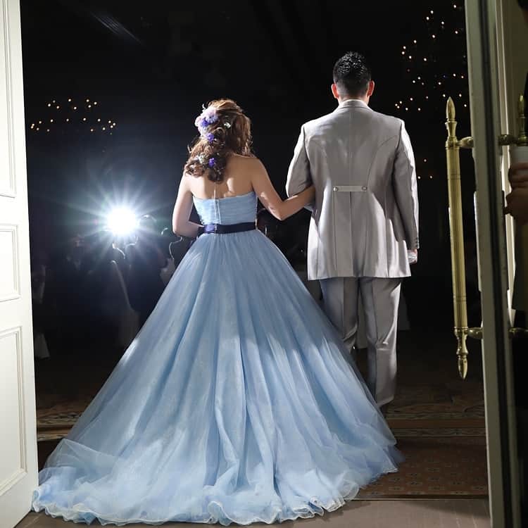 ホテルモントレウェディング【公式】 のインスタグラム：「♥ ￣￣￣￣￣￣￣￣￣￣ @montereyweddingをフォローして 『 #モントレ花嫁 』『 #ホテルモントレ』の タグをつけて投稿してくださいね＊*. . これからの季節人気のブルードレス✧*. 色味、素材や装飾で 印象がガラリと変わりますね！＊* ---------- @monterey_kyoto @monterey_osaka @lasoeurosaka_wedding @grasmereosaka.wedding の提携ドレスショップ @hotelmonterey_takamibridal . ◆ホテルモントレ公式HPはこちら* https://www.monterey-wedding.jp . #モントレ #モントレ花婿  #dressy花嫁 #プレ花嫁 #marry花嫁 #卒花 #marryxoxo #wedding #weddingceremony #weddingreception #weddingparty #weddingdress #dress #flower #weddingbouquets #プラコレ #結婚式場 #ウエディングニュース  #日本中のプレ花嫁さんと繋がりたい #結婚式 #パーティー #披露宴 #ホテルウェディング #ブルードレス  #カラードレス #ドレス迷子 #ドレス」