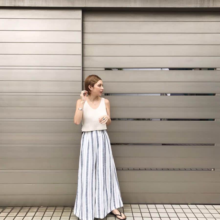 のインスタグラム：「☀️☀️☀️ #fashion #ootd #outfit #code #coordinate #style #titivate #titivatestyle #152せんちこーで @titivatejp #赤ちゃんのいる生活 #新生児 #0ヶ月 #ママコーデ #ティティベイト #ストライプリラックスワイドパンツ ・ ・ ・ なんとか晴れた(´∀｀)‼️ ・ 今日は待ちに待った 小夏さん1ヶ月検診の日👨‍⚕️💓 ・ そわそわして めちゃくちゃ早起きしちゃった😂🙌 ・ ばたばたしそうだから 動きやすい格好で✨ おちびでもバランスよく見える このワイドパンツおすすめです💛」