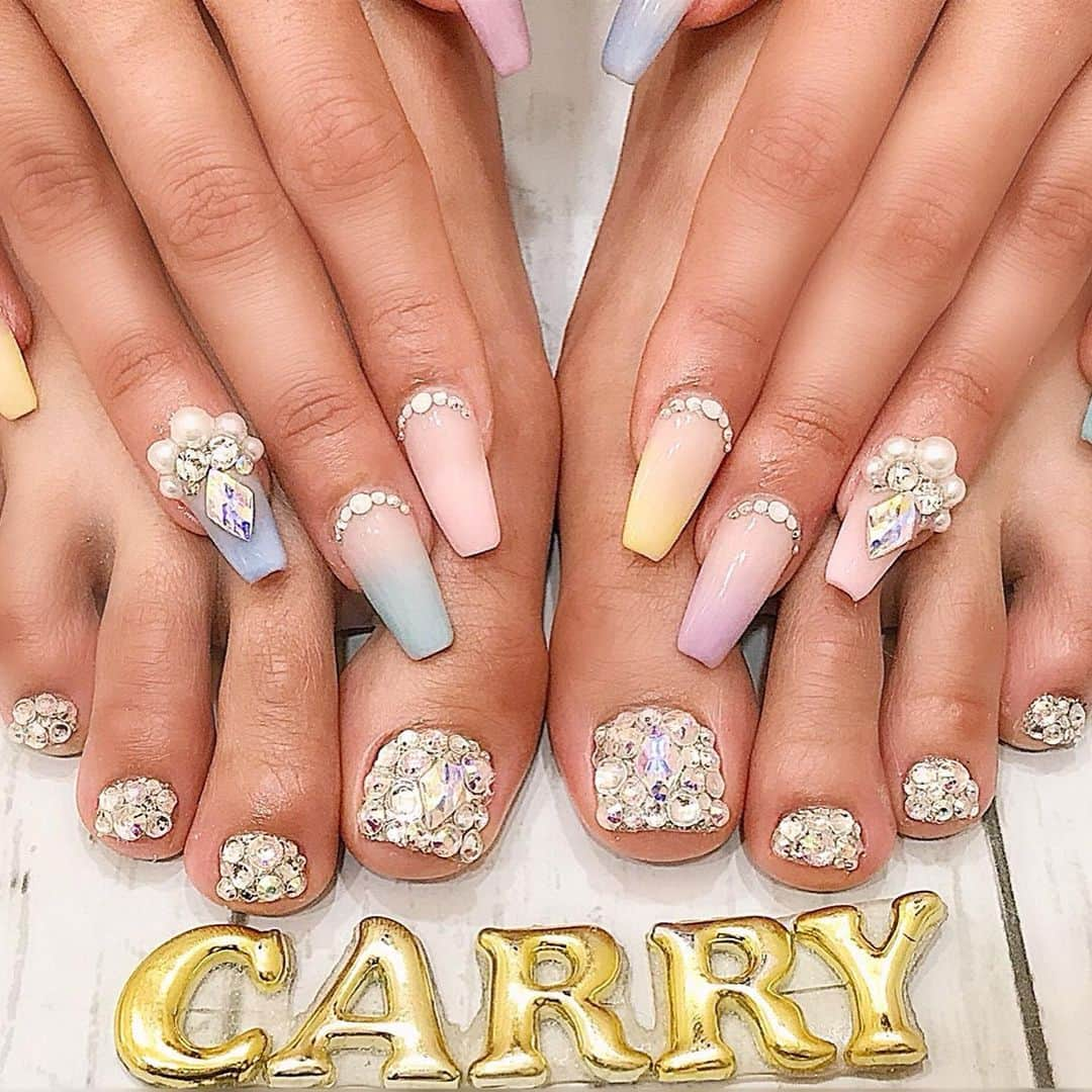 ゆきぽよさんのインスタグラム写真 - (ゆきぽよInstagram)「NEW NAIL💅💎✨. . . 今回は時短ネイルです😍. 時短なのにこのクオリティ😭❤️. さすがすぎ………. . . . ゆきと同じネイルは. . ‪・ジェル . ¥7,980(税抜)💅. . ‪・スカルプ. ¥12,800(税抜)💅. . . ・フット. ¥8,600(税抜)💅. . . 同じネイルをした方限定です✨. . .‬ ‪※全て税抜き価格‬. ‪※今日から1ヶ月間有効‬. ※予約時に必ずゆきぽよと同じネイルとお伝え下さい. . . ‪💓CARRYコースクーポン💓. . .‬ ‪SILVERコース(ワンカラーorラメグラデーションのみ)‬. ‪★スカルプ(Mサイズまで)¥11,600(税抜)‬. ‪★GEL¥4,980(税抜)‬. . . ‪GOLDコース(ストーン付け放題)‬. ‪★スカルプ(1枚MAXまで)¥14,800(税抜)‬. ‪★GEL¥7,980(税抜)‬. . . #carry #時短ネイル #ネイルデザイン #ネイル #スカルプネイル #スカルプ #ギャルネイル #ギャル」6月12日 15時39分 - poyo_ngy