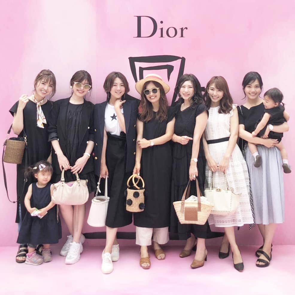 Eri Satoのインスタグラム：「#ミスディオール展覧会 · @manamisotayuta @yoka1124 @l.lily1013  @shizuka.watanabe  と一緒に🤗 そしたら @happyharumiko @sachiko_0228 にも会えたよ💕 みーんなでモノトーンコーデ 娘たちもかわいー😍 · ピンク色の可愛いすぎる空間でした✨ blogにも書いたので @satoeri626のトップのURLから見てみてね👀 · #Dior#ディオール#fashion#ootd#outfit#code#coordinate#style#instafashion#instagood#instalike#ファッション#コーディネート#コーデ#プチプラ#プチプラコーデ#ママコーデ#ワンピコーデ#シンプルコーデ#mamagirl#locari#ママファッション #partegram#読者モデル#ママモデル#カジュアル#お洒落さんと繋がりたい#リンクコーデ」