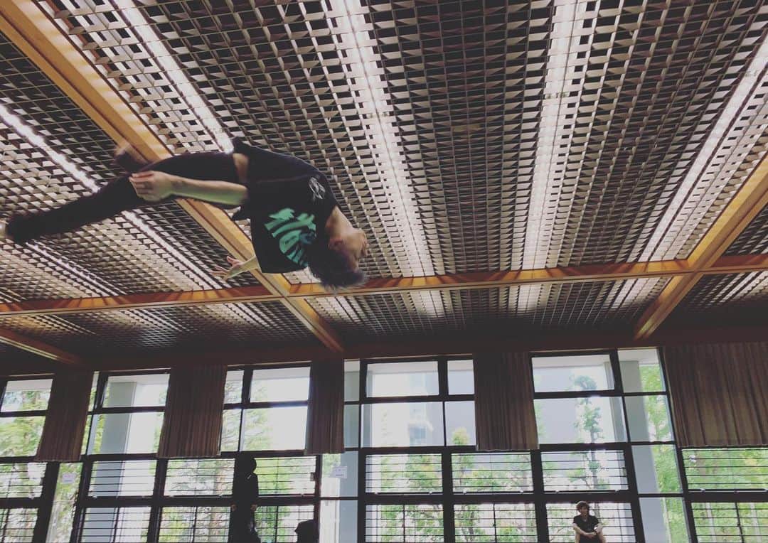 のインスタグラム：「重力？なにそれ美味しいの🤔？ Where is gravity?  #acrobatics #tumbling #backflip #ninja #tokyo #japan #dance #street #bluetokyo #大舌恭平 #よく見ると #涼平くん」