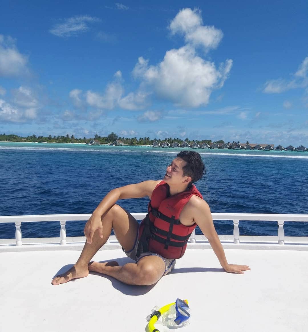 アイス・サランユーのインスタグラム：「Whale Shark Discovery  มาตามหาฉลามวาฬเช้านี้ เจอน้องเล็กยาว5เมตร ตามหาพี่ใหญ่9เมตรไม่เจอ!! เสียดายลืมเอากล่องถ่ายใต้น้ำมา ไม่มีรูป😭  @centaragrandmaldives Arrangement by @wetravelmaldives 🙏 #centaragrandmaldives Thx #flymemv for take me to the paradise 🙏❤」