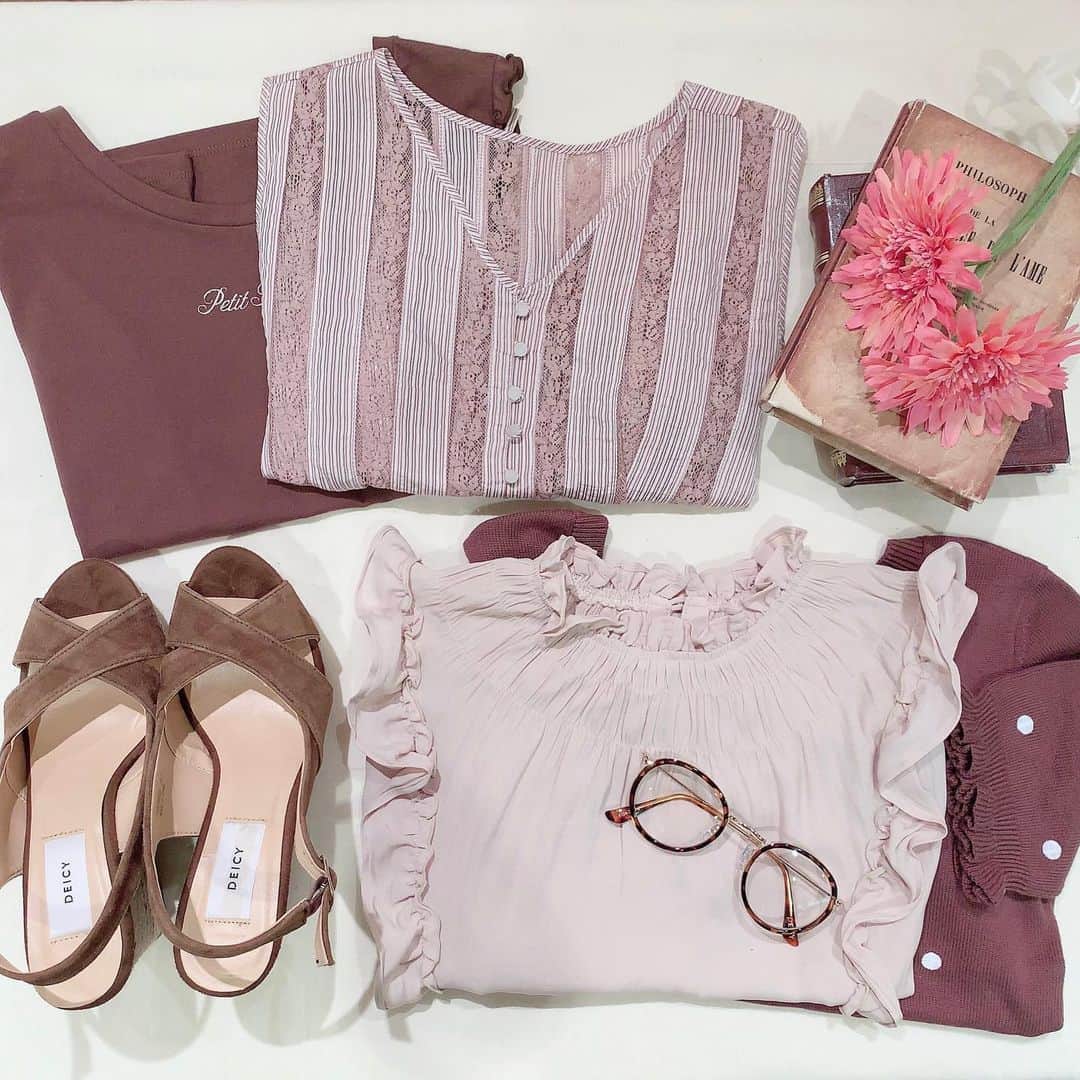 デイシーさんのインスタグラム写真 - (デイシーInstagram)「. 💐 PINK & BROWN 💐 . こっくりとした "ピンク、ブラウン"カラーで オシャレを楽しんでみてはいかがですか？💕 . . #deicy #mecouture #deicynagoya #preautumn #collection #fashion #tshirt #blouse #knit #pink #brown #feminine #girly #nagoyaparco #nagoya #summer #autumn #デイシー #ミークチュール #デイシー名古屋 #ファッション #ブラウス #Tシャツ #ニット #ブラウン #ピンク #新作 #名古屋 #名古屋パルコ」6月12日 21時14分 - deicy_official