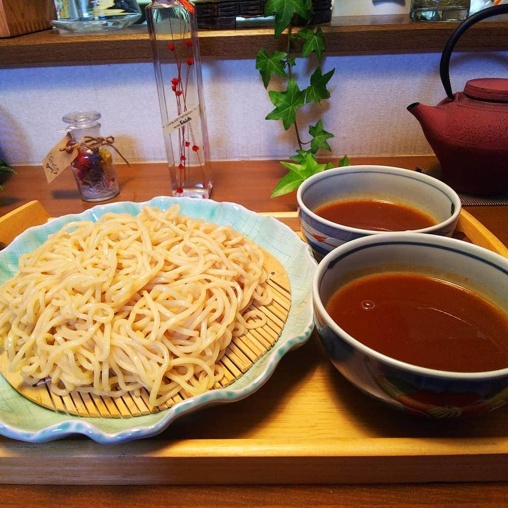 みながわゆみさんのインスタグラム写真 - (みながわゆみInstagram)「#つけ麺 #つけめん #マルちゃん生ラーメン #濃厚つけ麺 #おいしい #ボトルフラワー #ボトルフラワーアレンジ #ハーバリウム #はーばりうむ #アイビー #鉄瓶急須」6月12日 21時15分 - nama.09.19