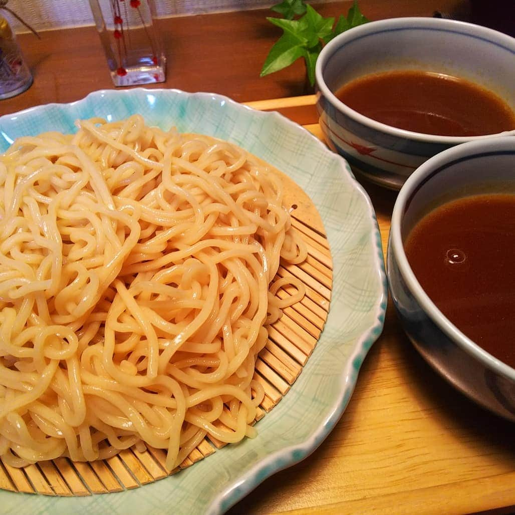 みながわゆみさんのインスタグラム写真 - (みながわゆみInstagram)「#つけ麺 #つけめん #マルちゃん生ラーメン #濃厚つけ麺 #おいしい #ボトルフラワー #ボトルフラワーアレンジ #ハーバリウム #はーばりうむ #アイビー #鉄瓶急須」6月12日 21時15分 - nama.09.19