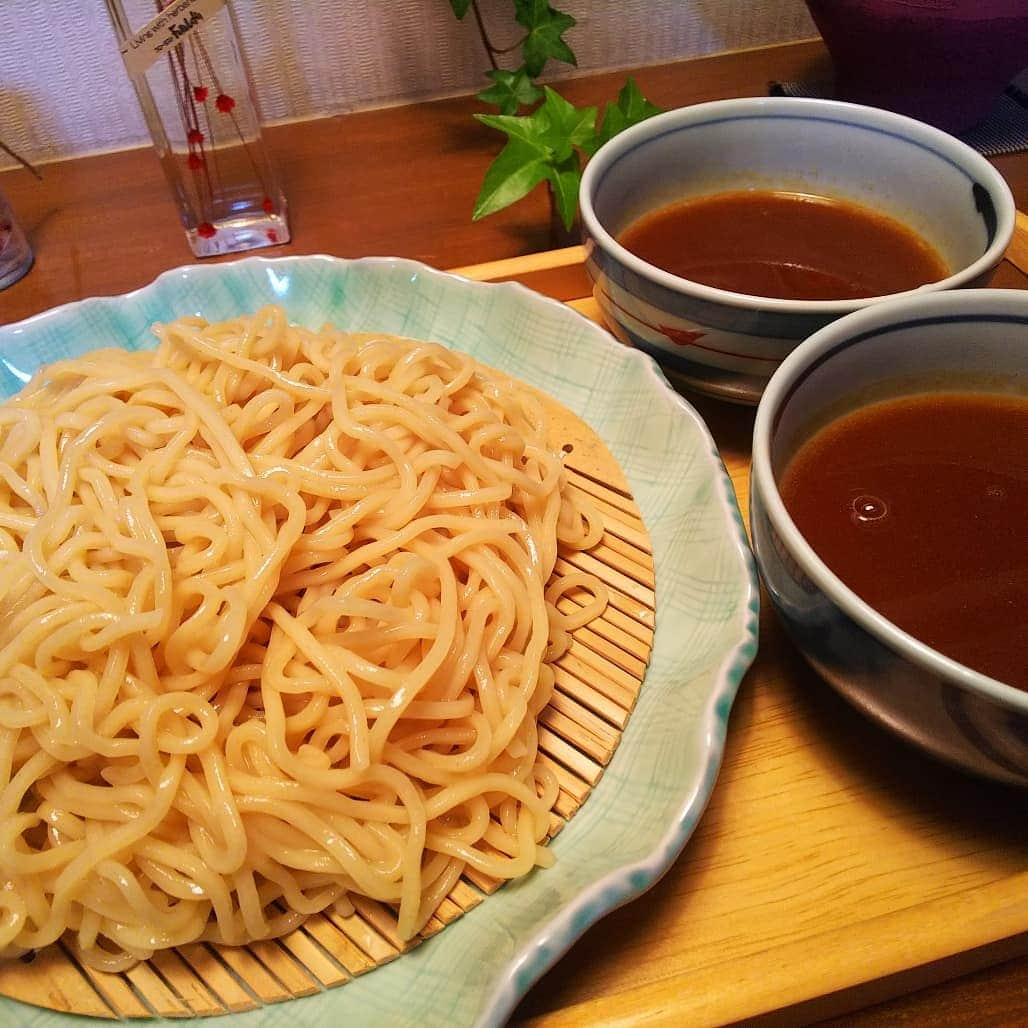 みながわゆみさんのインスタグラム写真 - (みながわゆみInstagram)「#つけ麺 #つけめん #マルちゃん生ラーメン #濃厚つけ麺 #おいしい #ボトルフラワー #ボトルフラワーアレンジ #ハーバリウム #はーばりうむ #アイビー #鉄瓶急須」6月12日 21時15分 - nama.09.19