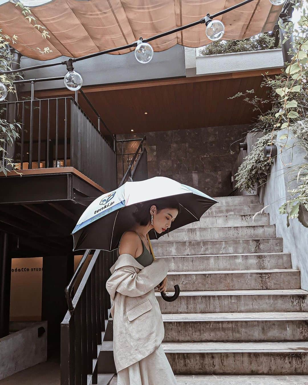 孫きょうさんのインスタグラム写真 - (孫きょうInstagram)「𝑟𝑎𝑖𝑛𝑦 𝑑𝑎𝑦☔️﻿ ﻿ ほんと雨の日嫌い、何故なら傘を持ち歩くのが嫌いだからw 出先でつい買っちゃうビニール傘も家にたまるしもったいない💦﻿ ﻿ そんな今の時期にすごい便利な傘のシェアリングサービス「アイカサ」を教えてもらったよ😳✨﻿ 好きな場所で傘を借りて返せるから、急な雨で傘がない時や、傘を持って電車に乗りたくない時とか、必要以上のプラスチックも減らせて環境にも優しい🌏﻿ ﻿ しかも料金は1日70円！借りた場合に返しに行かなくてもアイカサスポットは思った以上に沢山あって、24時間以内なら違う傘でも何度も同一料金内でレンタル出来るから移動範囲が広い日も便利👍🏼﻿ ﻿ 使い方もLINE登録で簡単🌂﻿ LINEの友達検索から「アイカサ～傘シェア～」を追加→メニューから近くのレンタルスポットを確認して傘をレンタル→使い終わったら好きなレンタルスポットへ返却✨﻿ ﻿ 現在サービスは首都圏のみなんだけど、傘に困った時には本当かなり便利だったよ❤️﻿ ちなみにここは代官山のカフェに置かれてるレンタルスポット☕️﻿ ﻿ #アイカサ #プラスチックスマート #環境保護 #アースデイ #エコ #エコ活 #梅雨 #雨の日 #pr﻿」6月12日 21時09分 - sonkyou1013