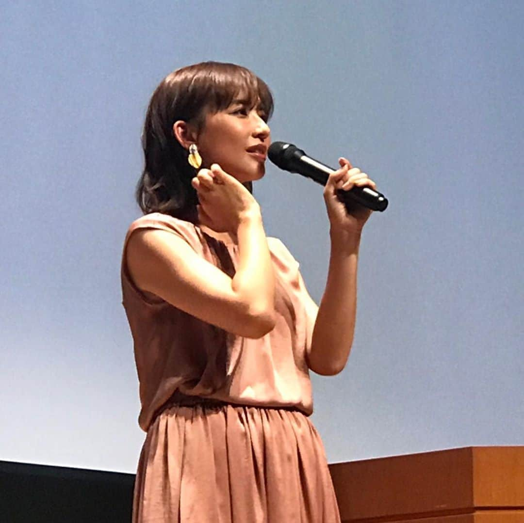 優木まおみさんのインスタグラム写真 - (優木まおみInstagram)「今日は、高校生にむけての講演のお仕事でした。  LEEのインスタグラムにその様子が載っていたので、リポストします^_^  #repost @magazinelee via @PhotoAroundApp  今日は朝から、優木まおみさんと「高校生のための文化講演会」のため神奈川へ。 県立横浜南陵高校と私立聖光学院中学校・高等学校の2校で「理想の自分になるためのヒント Go with the flowな夢の叶え方」と題して、お話しいただきました！  静かに耳を傾ける、拍手&コールとノリノリで楽しむ、とスタイルは違いましたが、まっすぐな眼差しで真剣に聴いてくれる中高生の前で、優木さんの体験に基づく名言が炸裂！  中学生からの夢だった局アナに全落ちしてフリーアナを目指すものの、ひょんなところからCDデビューしグラビアへ。体を張ったバラエティにも果敢に挑戦してきた20代……そしてご存知大ブレイク。2児の母となり新たな夢に向かう40歳目前の今。  近道じゃなくても夢に近づけば、その遠回りは無駄じゃない！ 何度も出た“Go with the flow” 、流れに乗ってとにかく前へ進むスピリットは、きっと若者たちの心に刻まれたのではないかと思います。いつかLEE読者のみなさんにもお聞かせしたい素敵な講演会でした。優木さん、お疲れ様でした！（HT子）  #優木まおみ さん  #お宝写真満載の自作パワポがすごかった 優木さんが「タイの虫が美味しい村に出会った」 #ウルルン滞在記 これは衝撃😂  #高校生のための文化講演会 #神奈川新聞 #一ツ橋文芸教育振興会 #生徒代表さんたちの立派な感想と挨拶に感動 #聴いてくださったみなさんありがとうございました #感想お待ちしてます #magazinelee 本日の衣装は #LEEマルシェ #12closet と優木さんがコラボした #2wayサテンブラウス と #2wayサテンギャザースカート #ピーチ カラーがお似合いです🍑」6月12日 21時10分 - yukimaomi