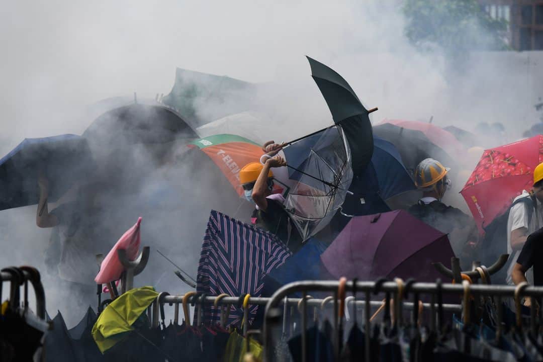 ルモンドさんのインスタグラム写真 - (ルモンドInstagram)「La police a fait usage de gaz lacrymogène, de gaz au poivre et de matraques pour repousser les manifestants qui encerclaient les bâtiments du gouvernement dans le centre de l'île de Hong Kong, mercredi 12 juin. Des milliers de protestataires vêtus de noir, pour la plupart des jeunes gens, paralysaient la circulation pour exiger le retrait d'un projet de loi controversé visant à autoriser les extraditions vers la Chine. Les autorités hongkongaises ont reporté l'examen de ce projet de loi soutenu par Pékin. - Photo : Anthony Wallace (@antwallace) / AFP (@afpphoto) - #HongKong #ExtraditionBill」6月12日 21時11分 - lemondefr