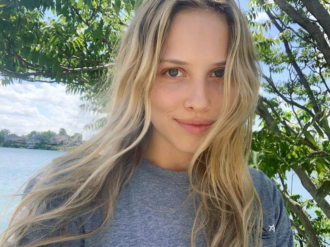グレイシー・ドジーニーのインスタグラム：「☀️」