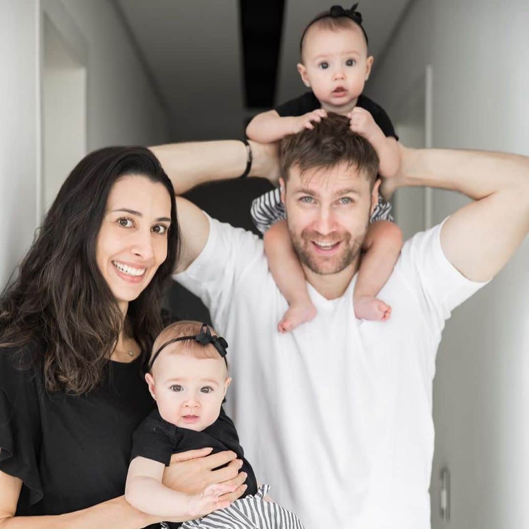 シェイラ・カストロのインスタグラム：「A vida é feita de escolhas, e a melhor escolha da minha vida é vc! Feliz 8 anos e feliz dia dos namorados! Que continuemos escolhendo nosso amor a cada dia! Amo vc e amo a família que estamos construindo! #albumdalizeninna #familiade6👨‍👩‍👧‍👧🐶🐶 #gemeasvailati #paisdegemeas #paisdemeninas #diadosnamorados #love #amor」
