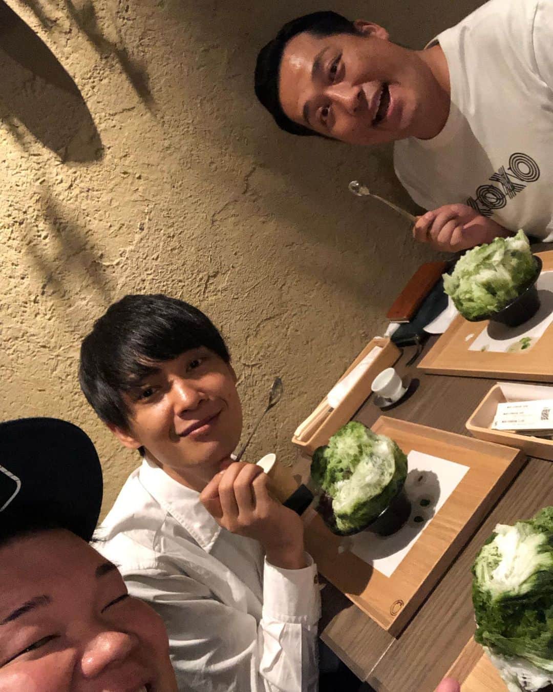 カバのインスタグラム：「本日のでぶ活。 田崎さんに、櫻井さんと一緒に無重力かき氷食べに連れてって頂きました😊もーウソみたいにふわっふわ！！！追加の別皿白玉も美味しかった！！あぁ、痩せたい！ . #本日のでぶ活 #でぶ活 #藤崎マーケット田崎 #祇園櫻井 #カバ #グルメ#グルメ好きな人と繋がりたい#かき氷#無重力かき氷#別皿の白玉#この白玉みたいに#3人とも同じ体型#誰が誰だか#あぁ、痩せたい」