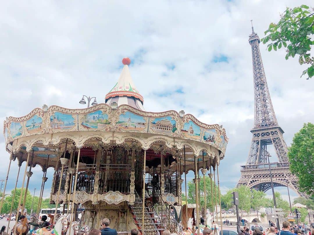 山内遥さんのインスタグラム写真 - (山内遥Instagram)「.  パリの街中いたるところに 現れるメリーゴーランド🎠 ほんとに素敵な景色だった♡  . #paris#france#eiffeltower #エッフェル塔」6月12日 21時13分 - haruka__yamauchi