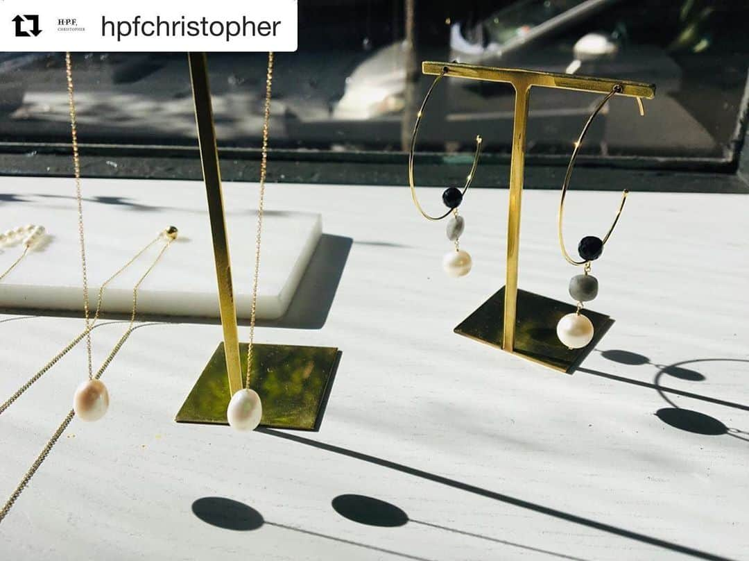 スイート ピーさんのインスタグラム写真 - (スイート ピーInstagram)「Loving the light and dark contrast and silhouettes created by @sweet_pea_jewellery_london pieces in the window of our lovely NY stockist @hpfchristopher ..... #Repost @hpfchristopher with @get_repost ・・・ Earrings are dancing like our feelings.  Happy summer sunset time from our show window. . . . . . #finejewelry #luxe #artisanjewelry #goldsmith #shopsmall #shoplocal #christopherstreet #greenwichvillage #westvillage #lovegold  #solidgold #goldjewelry #finejewellery #oneofakind #pearl #pearlnecklace #pearlearrings #junebirthday @sweet_pea_jewellery_london」6月12日 15時47分 - sweetpea_finejewellery