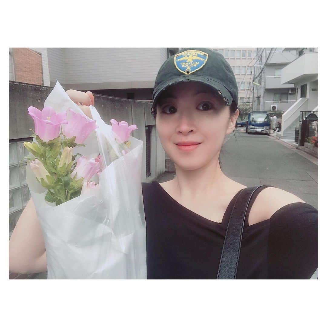 カン・ハンナさんのインスタグラム写真 - (カン・ハンナInstagram)「.﻿ ﻿ ﻿ お花の日💐 ﻿ ﻿ ﻿ 今日はお花屋さんのおじさんのおすすめで、カンパニュラを購入しました。﻿ ﻿ ﻿ たくさん咲いてほしいなぁ〜☺️ ﻿ ﻿ ﻿ カンパニュラの花言葉は誠実な愛。﻿ ﻿ ﻿ 誠実に毎日を頑張っていきます💗 ﻿ ﻿ ﻿ ﻿ ﻿ ﻿ #カンパニュラ #お花 #小さな幸せ ﻿ #すっぴんで少し散策 ﻿ #前向きに頑張ります ﻿ ﻿ ﻿」6月12日 15時50分 - kang_hanna_jp