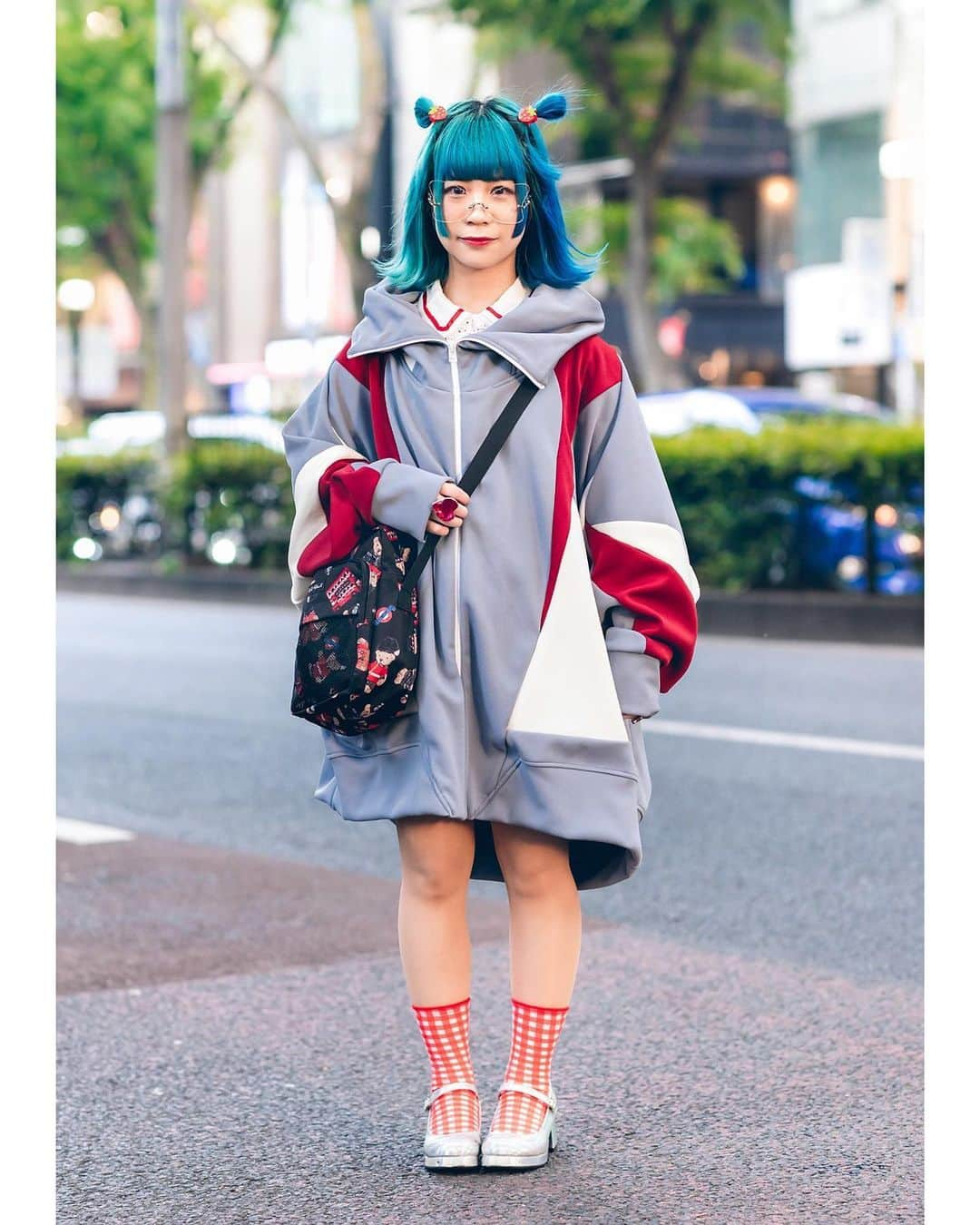 Harajuku Japanさんのインスタグラム写真 - (Harajuku JapanInstagram)「20-year-old Ayana (@__aidol__) on the street in Harajuku wearing an oversized colorblock jacket by the cult Japanese brand Balmung, a handmade shirt, OK bottoms, a Karl Helmut bears bag, 6%DOKIDOKI rings, Swimmer accessories, and Yumetenbo shoes.」6月12日 16時01分 - tokyofashion