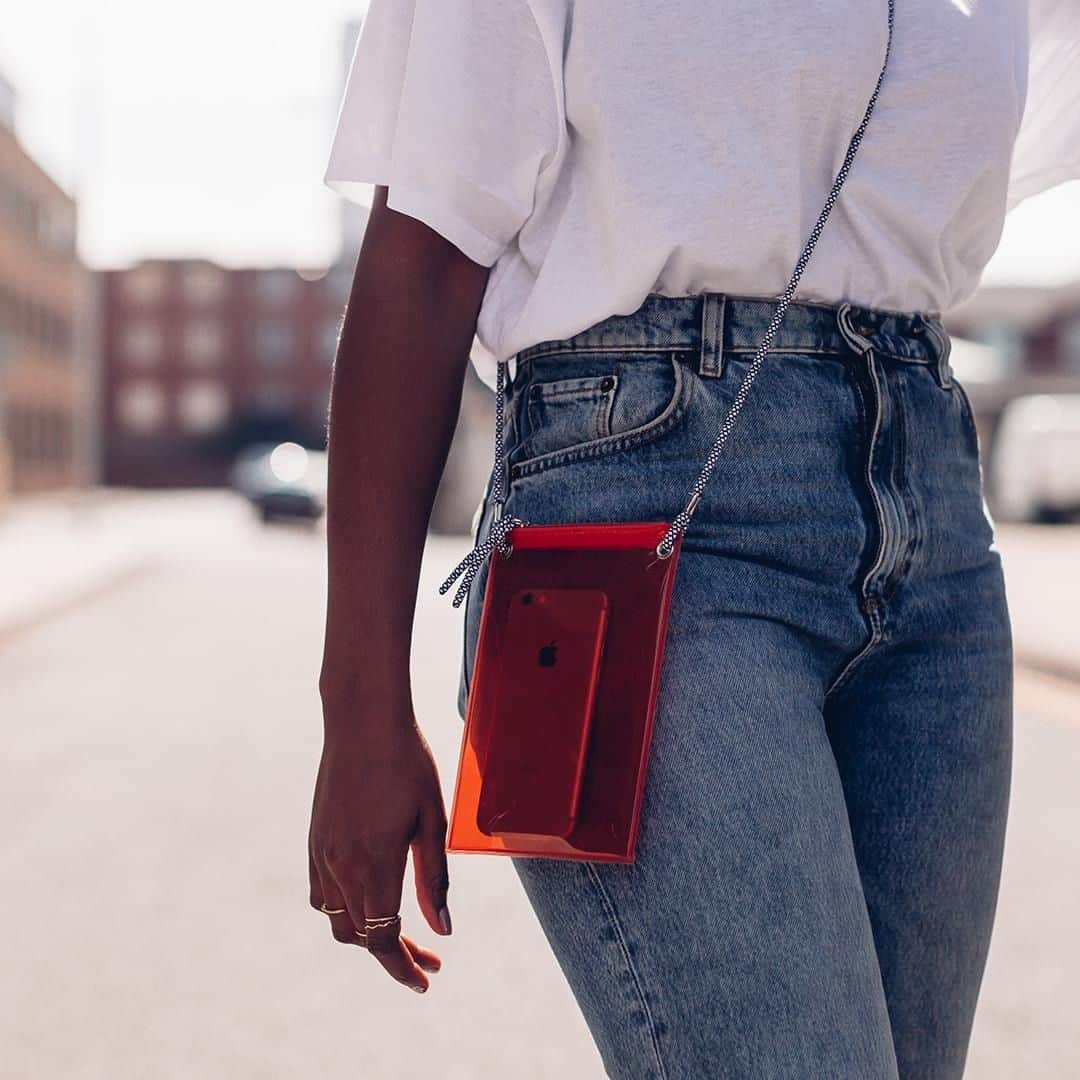 アクセサライズのインスタグラム：「Your must-have festival accessory? Made from see-through PVC, our neon phone pouch helps you go hands-free so you can dance the night away! 🔍: 7894075700 📷 @remiafolabi  Tap the link in the bio to shop now.  #Accessorize #Accessorizer」