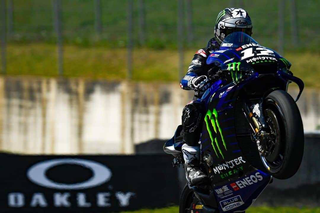 MotoGPさんのインスタグラム写真 - (MotoGPInstagram)「Happy #WheelieWednesday! 🤩 // @maverick12official is ready for his home GP 💪 #MV12 #MotoGP  #Wheelie #Motorcycle #Racing #Motorsport」6月12日 16時00分 - motogp