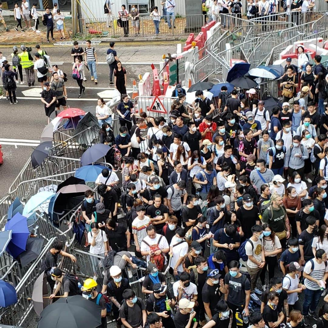 CNNさんのインスタグラム写真 - (CNNInstagram)「Tens of thousands of demonstrators are blocking roads in Hong Kong, protesting against a controversial bill that would allow China to extradite fugitives from the city. Protesters began arriving outside the Legislative Council buildings on Tuesday night, where they were greeted by a heavy police presence and bag searches. By Wednesday morning, tens of thousands of mainly young people had arrived in the area, bringing central Hong Kong to a standstill. Police fired a water canon on a protester and used pepper spray on others, while some protesters were seen wearing helmets and goggles, and pulling bricks from the sidewalks. Although Hong Kong is part of China, it was a British colony until 1997, and has separate laws and no capital punishment, unlike mainland China. Many people fear that the proposed extradition law means they could be taken from Hong Kong by Chinese authorities for political reasons. Hundreds of businesses, parents and teachers have called for a boycott of work and school on Wednesday to show their opposition to the bill. The debate that lawmakers were due to have over the bill on Wednesday has been postponed to a later date. 📸: Ben Westcott/CNN & Anthony Wallace/Getty Images」6月12日 15時56分 - cnn