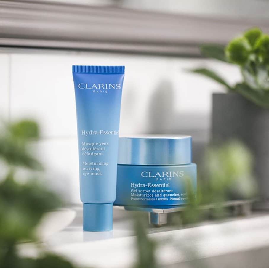 Clarins Australiaさんのインスタグラム写真 - (Clarins AustraliaInstagram)「Clarins Hydra-Essentiel Moisture Reviving Eye Mask + Cooling Gel = a match made in skincare heaven. 💌 Have you tried our Hydra-Essentiel range? 📸: @ClarinsUK #ClarinsAus #ClarinsSkincare」6月12日 15時59分 - clarinsanz