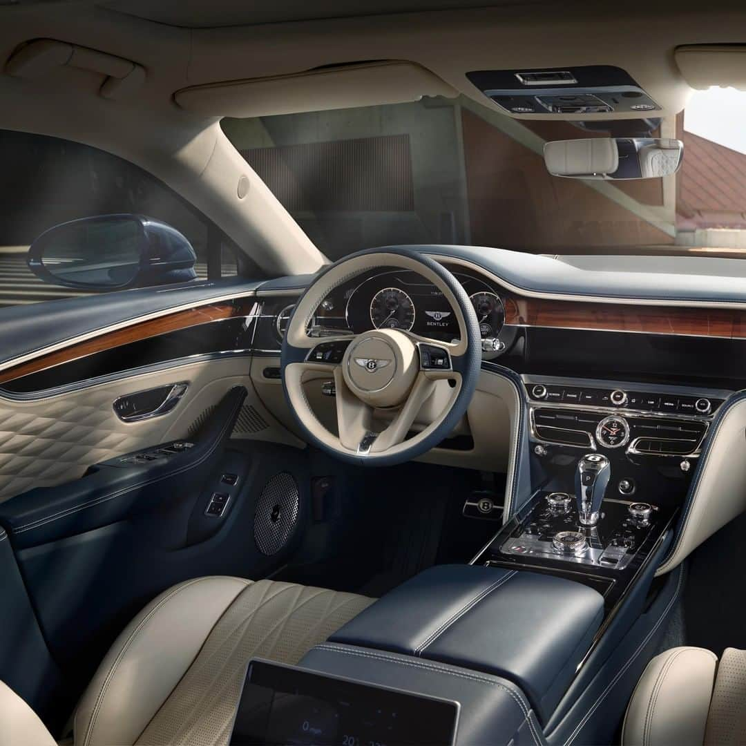 ベントレーさんのインスタグラム写真 - (ベントレーInstagram)「The cabin of the all-new #Bentley #FlyingSpur takes craftsmanship to new levels. Interior spec: Linen main hide with Brunel secondary hide. Discover more through link in bio.  The new Flying Spur is not yet available to order in EU28 countries, Israel, Norway, Switzerland, Turkey or Ukraine.」6月12日 16時00分 - bentleymotors