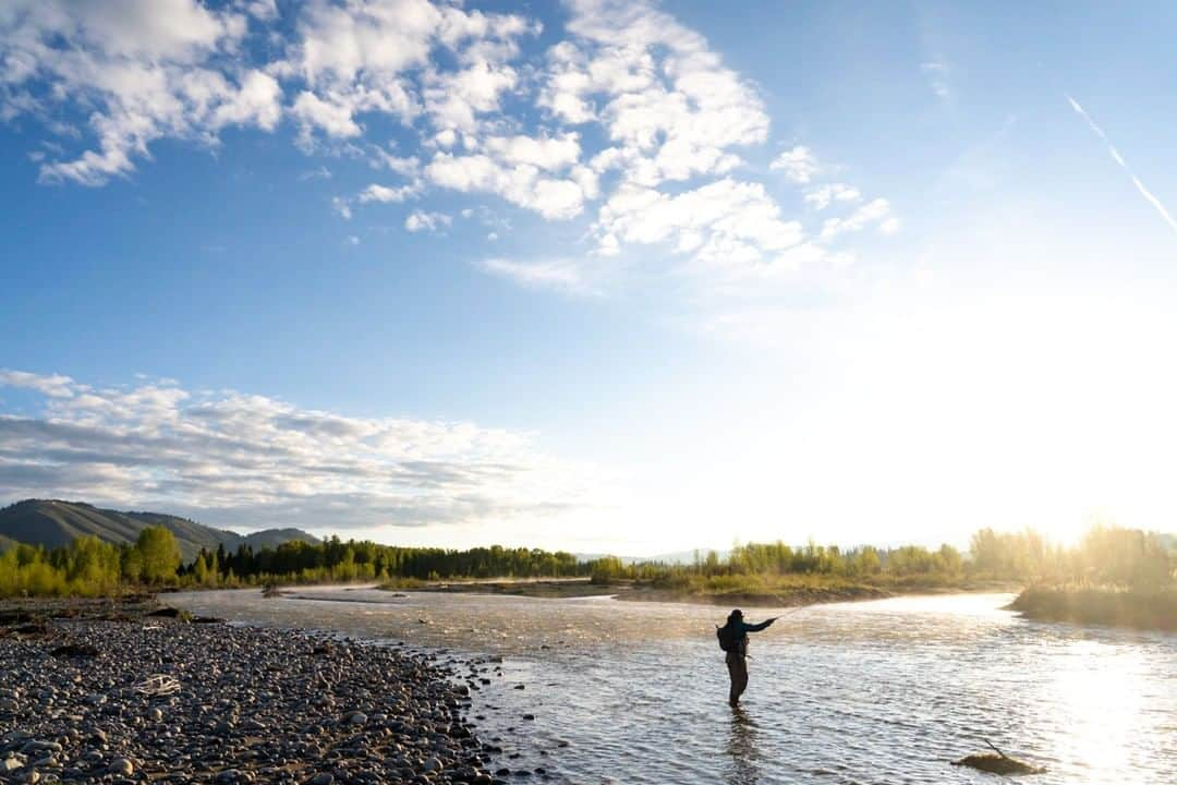 National Geographic Travelさんのインスタグラム写真 - (National Geographic TravelInstagram)「Photo by @sofia_jaramillo5 | An angler fishes on the Gros Ventre River near Jackson, Wyoming. For more photos of outdoor recreation and adventure follow @sofia_jaramillo5. #fishing #flyfish #chasingsunrise #getoutside」6月12日 16時03分 - natgeotravel