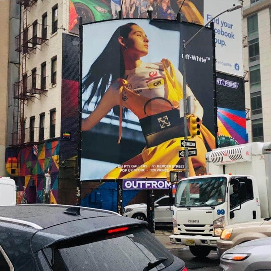 OFF-WHITE C/O VIRGIL ABLOHさんのインスタグラム写真 - (OFF-WHITE C/O VIRGIL ABLOHInstagram)「fw19 women's Off-White™ "The JITNEY Campaign" street poster now on air.」6月12日 16時06分 - off____white