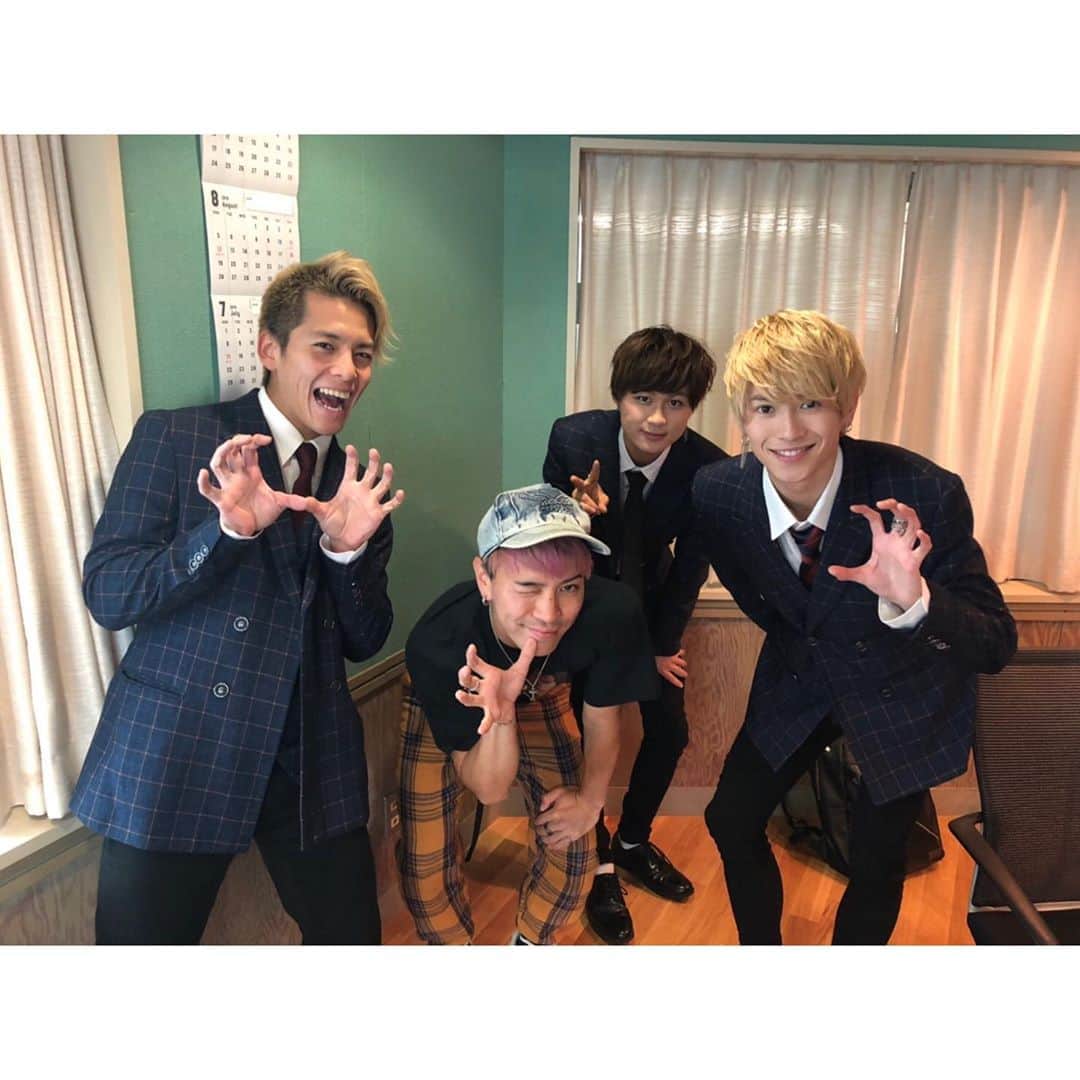 岡田鷹斗のインスタグラム：「敬太郎さん(@BNV__KEI) がパーソナリティをつとめる bayfm 毎週木曜 24時30分 放送中の 「KASHIWA MUSIC FACTORY」 にNEVAGIVEUPを 代表して僕と大輝さん、淳也で 出演させていただきました🔥 ・ ・ ・ 放送日は2019年6月27日(木)24時30分 ですので、皆さんお楽しみに⚡️ ・ ・ ・ #bayfm #kashiwamusicfactory  #ラジオ #NEVAGIVEUP #brandnewvibe  #岡田鷹斗 #三宅淳也 #中山大輝」