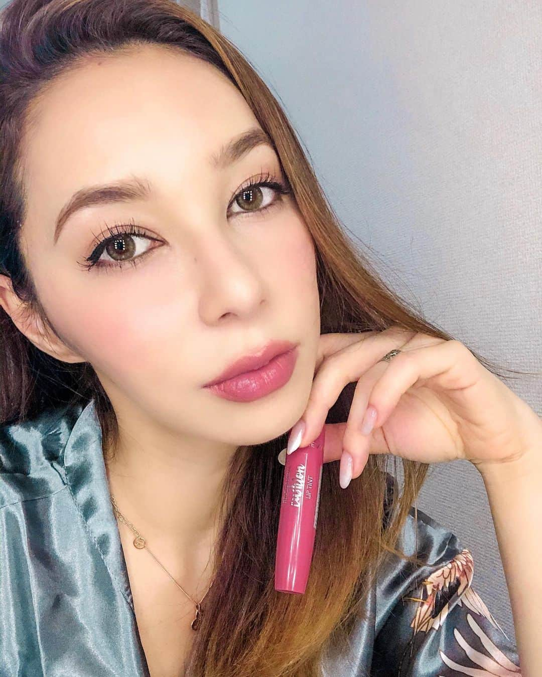 Gabrielaさんのインスタグラム写真 - (GabrielaInstagram)「#Todaymakeup . この前投稿した レブロン キス クッション リップ ティントを 使ってるよ クッションタイプのリップは初めて！ 塗りやすくて、 ムラにならないよ💕 今日も320番のスウィートコーラル😊 . . . . #PR #レブロン #フラミンゴリップ #クッションリップ #インスタグラマー  #メイク #メイク動画 #ナチュラルメイク #mua #revlon #maquiagem #naturalmakeup」6月12日 16時15分 - rkgabriela